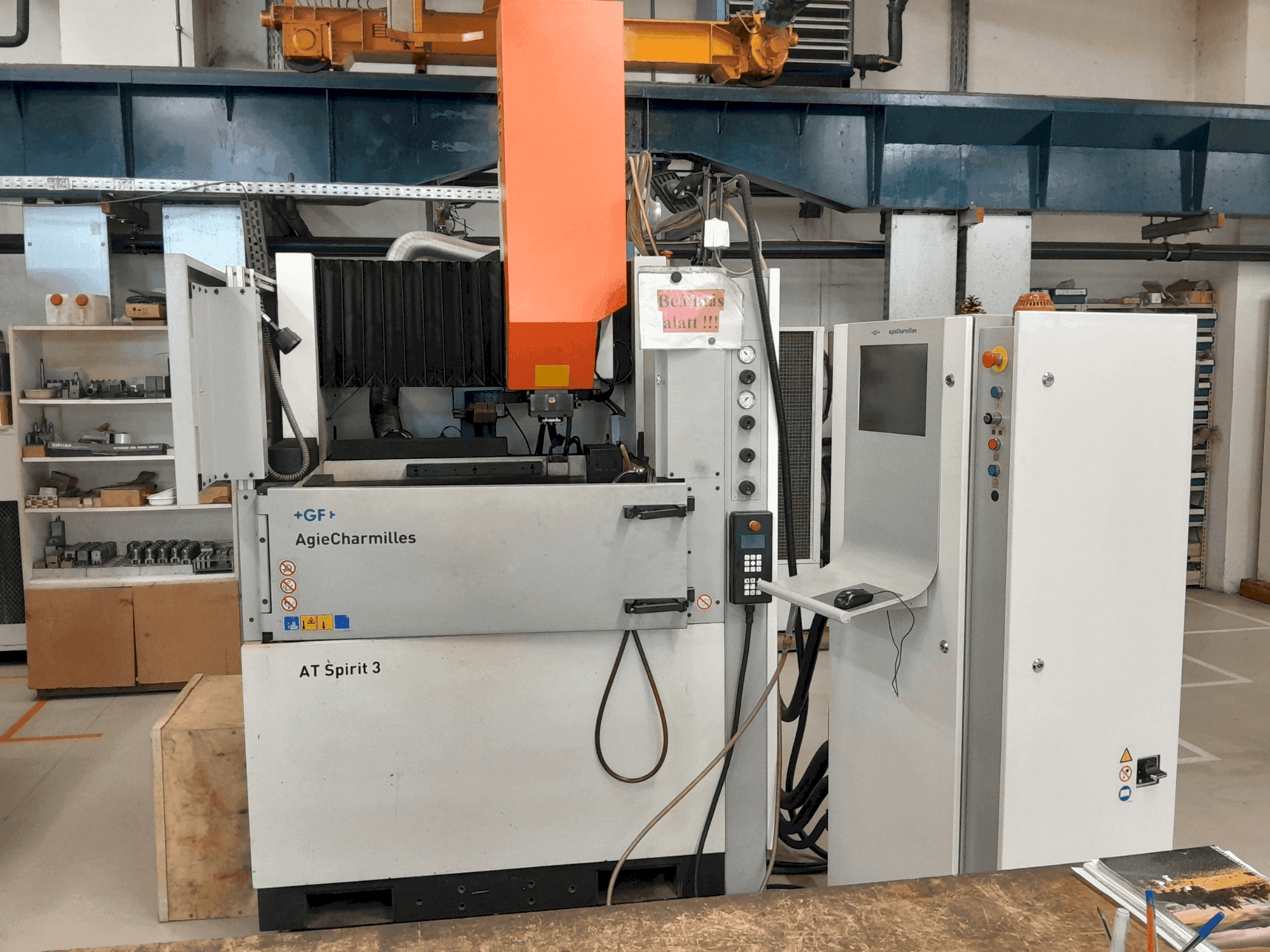 Vista frontal de la máquina AgieCharmilles Spirit 3