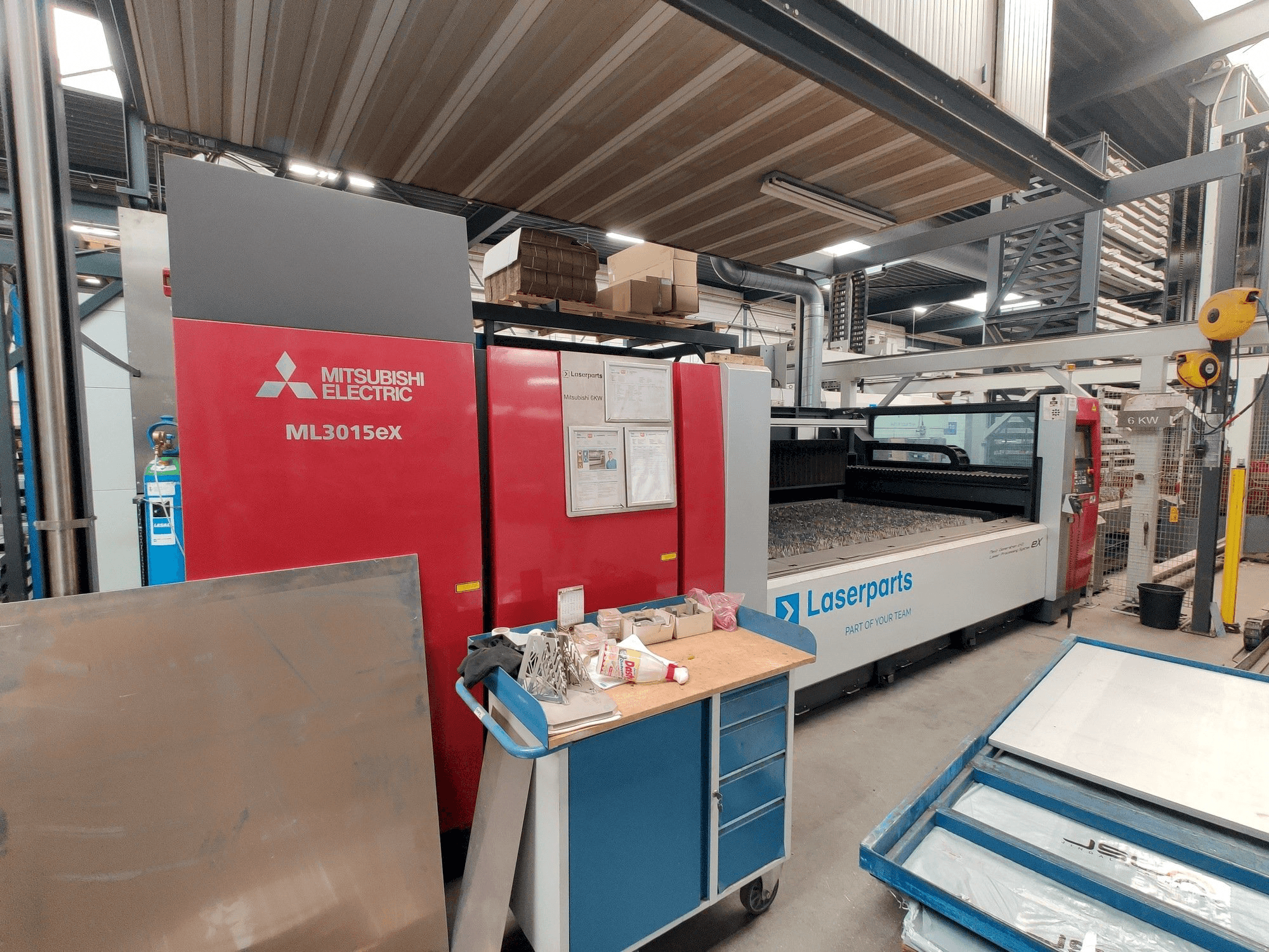 Vista izquierda de la máquina Mitsubishi ML3015eX(S2)-60XF