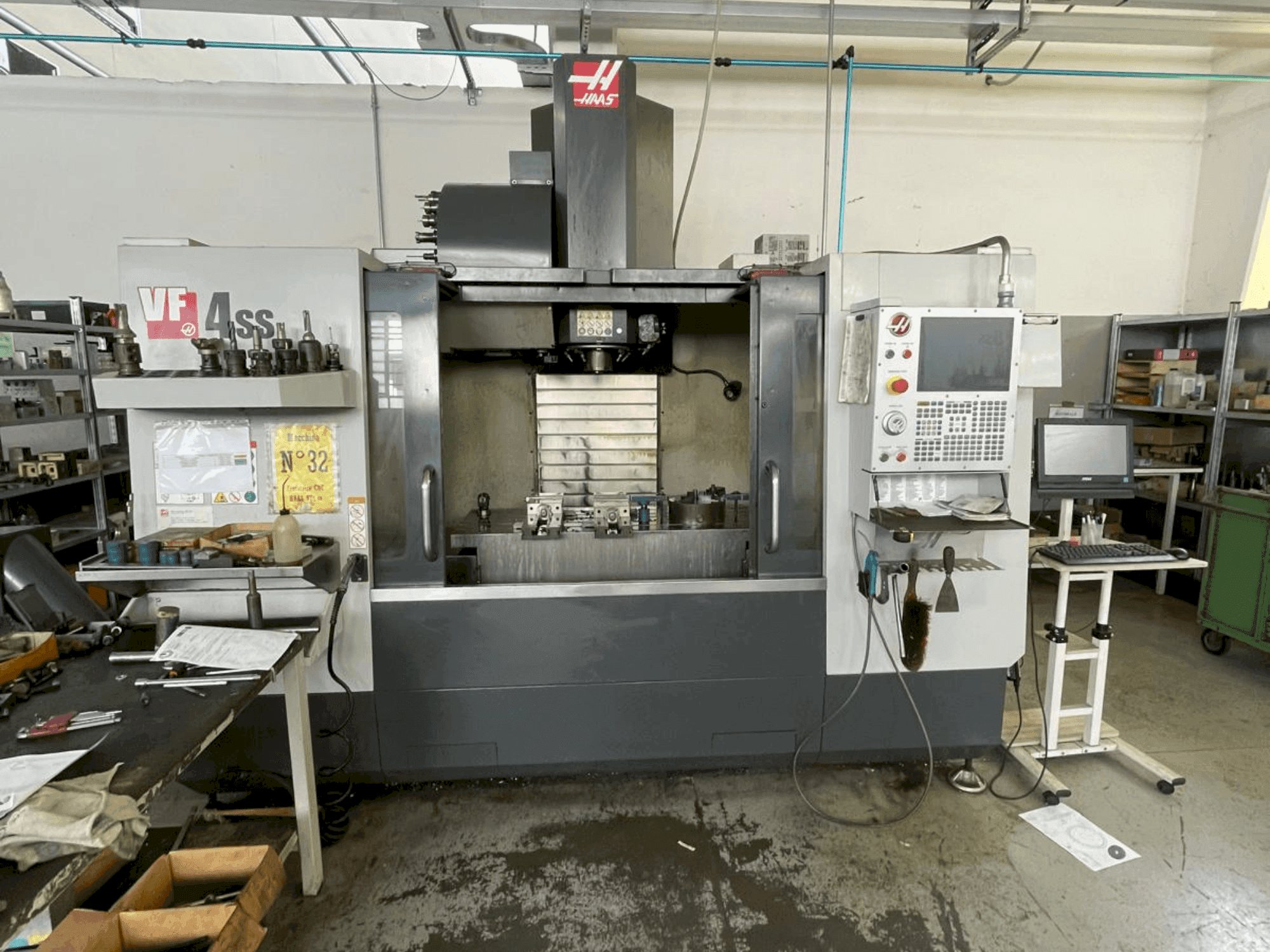Vista frontal de la máquina HAAS VF4SS