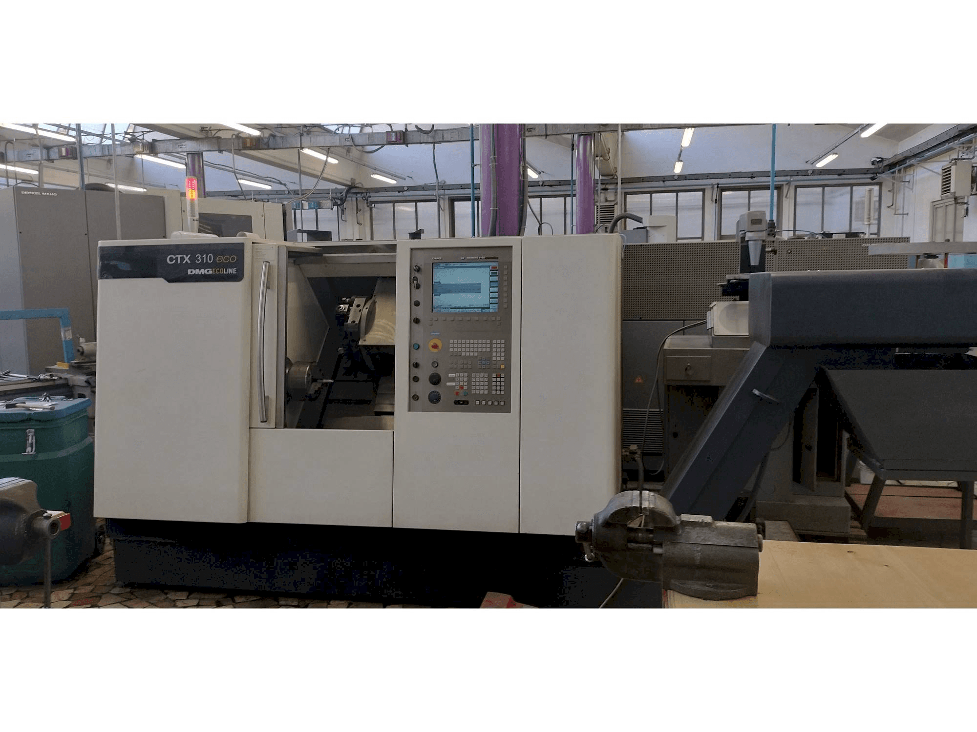 Vista frontal de la máquina DMG CTX 310 ecoline