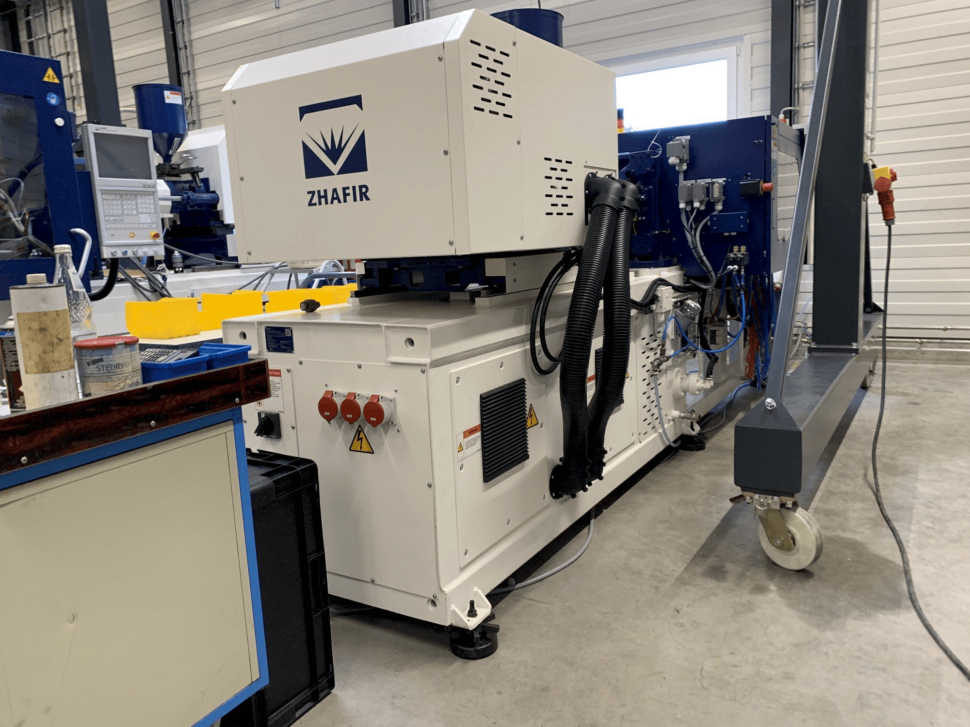 Vista lateral izquierda de la máquina ZHAFIR ZERES 600 Haitian