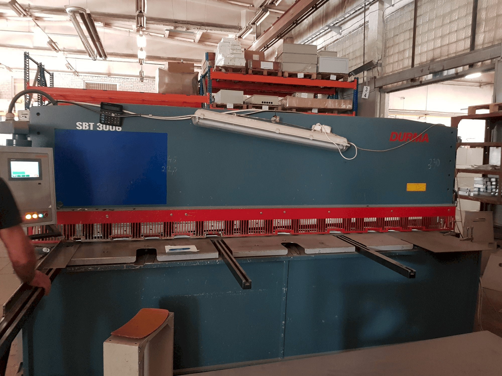 Vista frontal de la máquina Durma SBT 3006