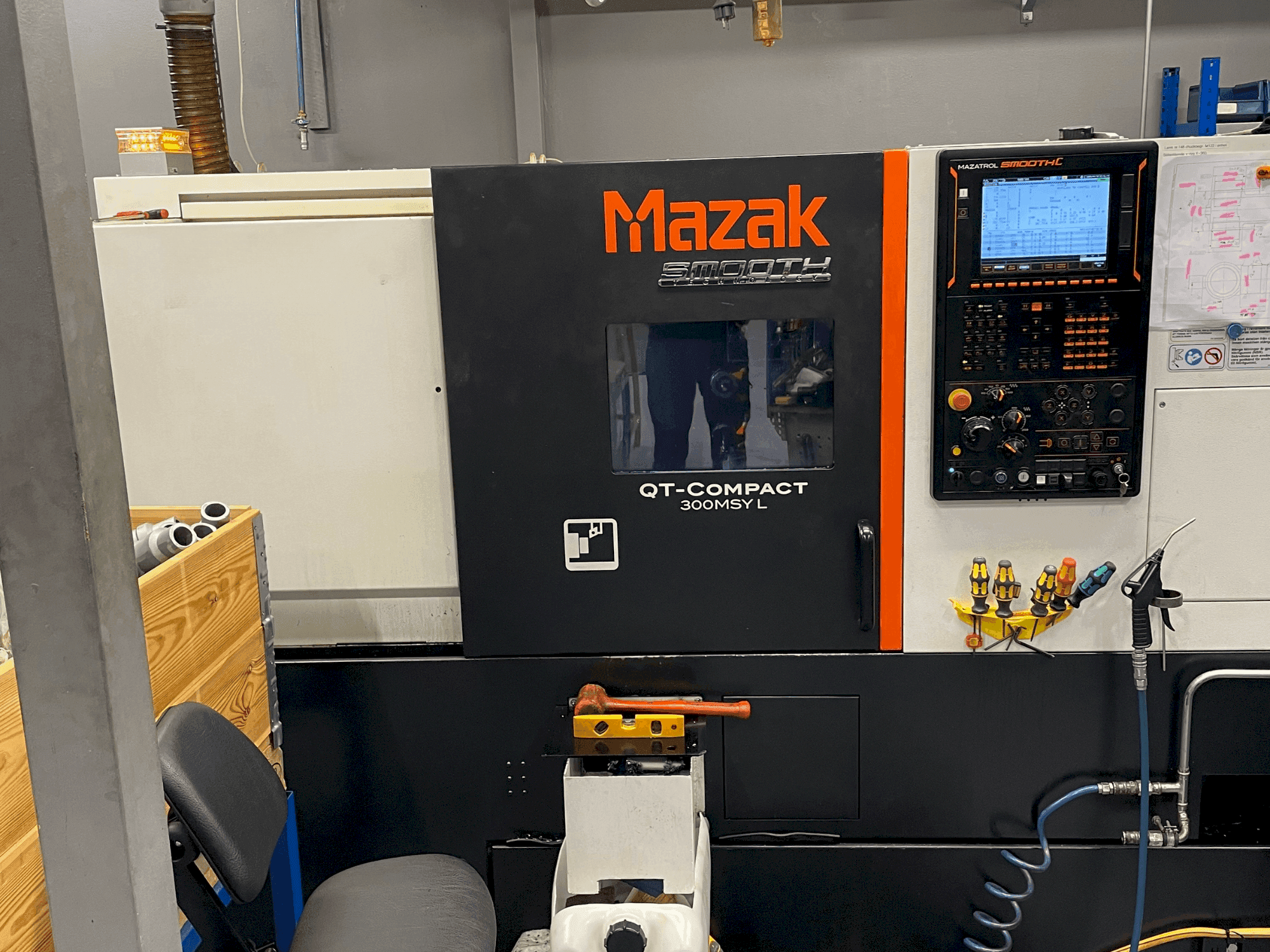 Vista frontal de la máquina Mazak Quick Turn Compact 300 MSY L