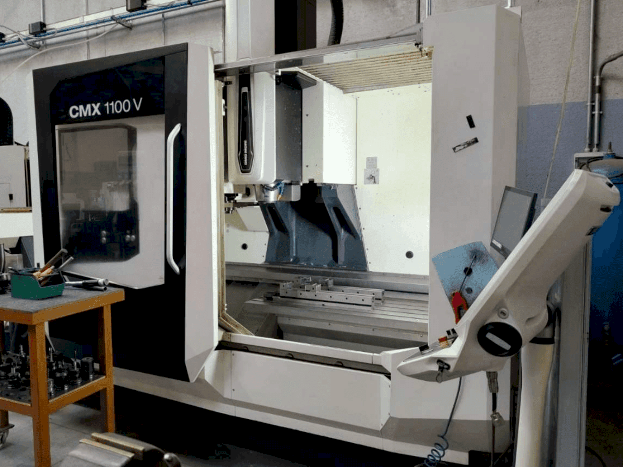 Vista frontal de la máquina DMG MORI CMX 1100V