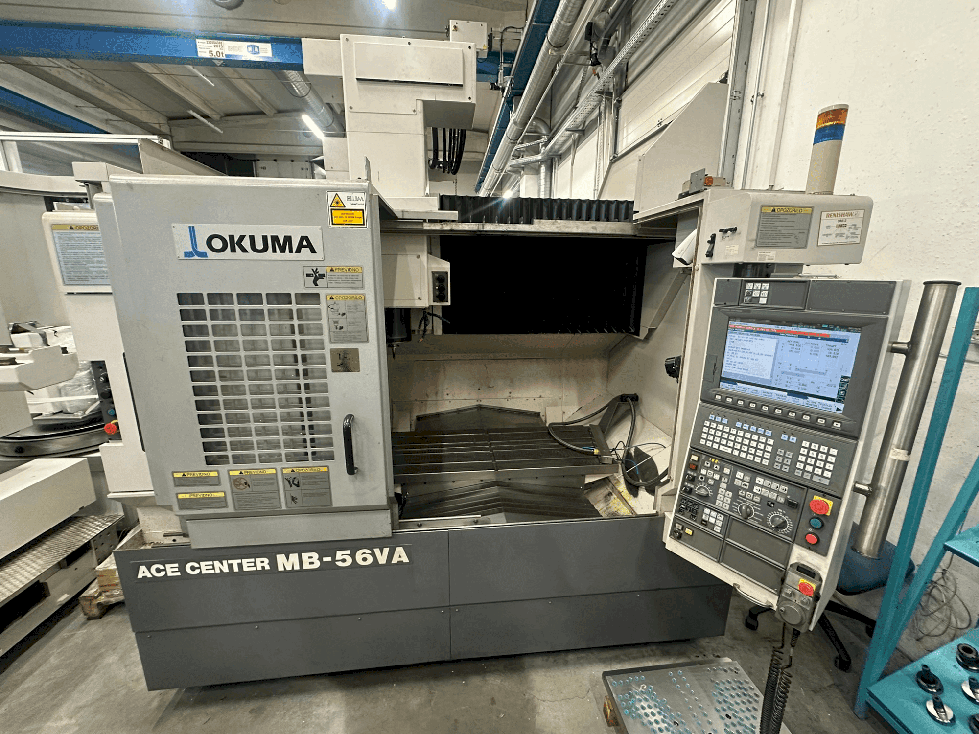 Vista frontal de la máquina Okuma MB-56 VA
