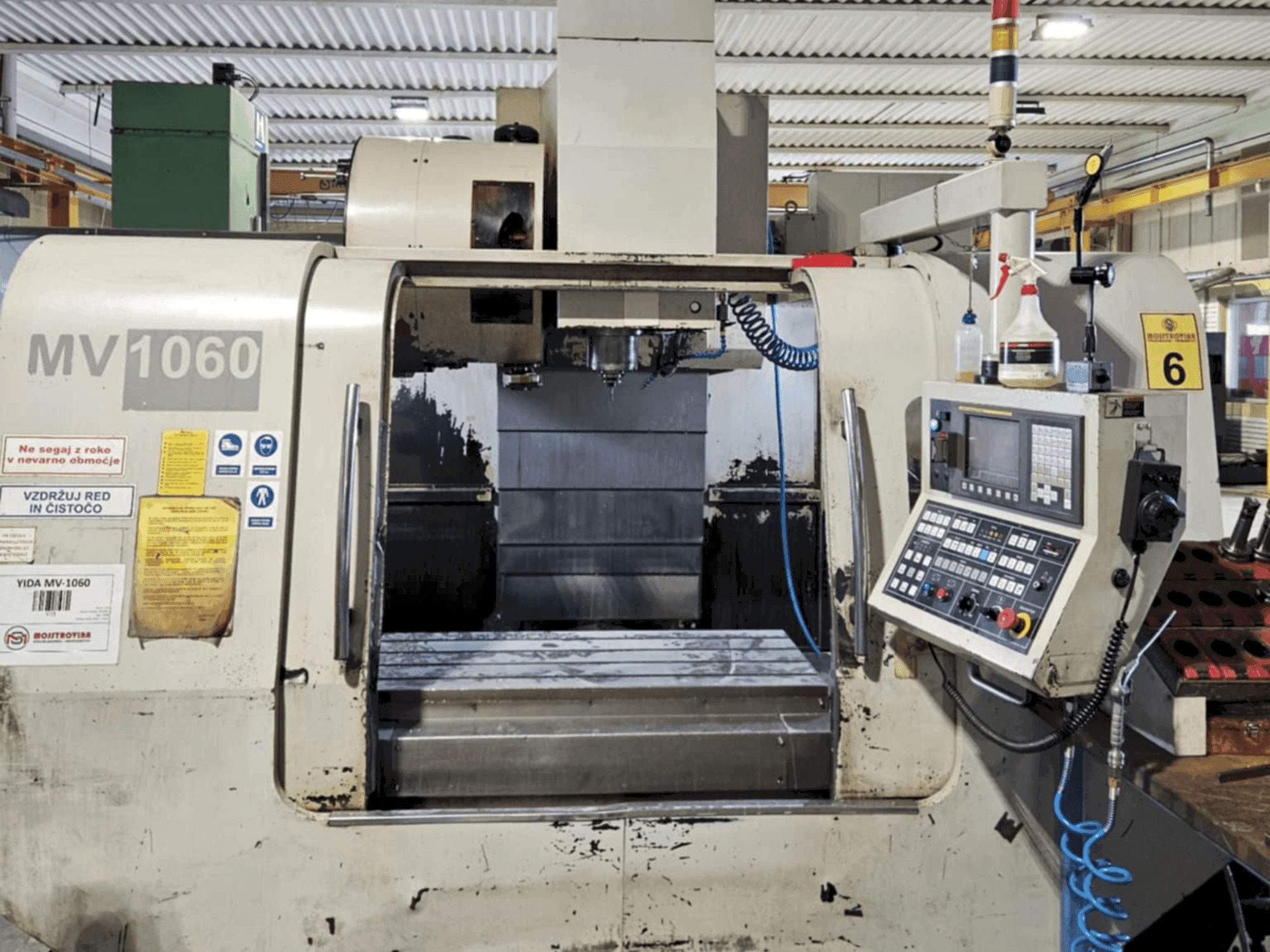 Vista frontal de la máquina Yida MV-1060