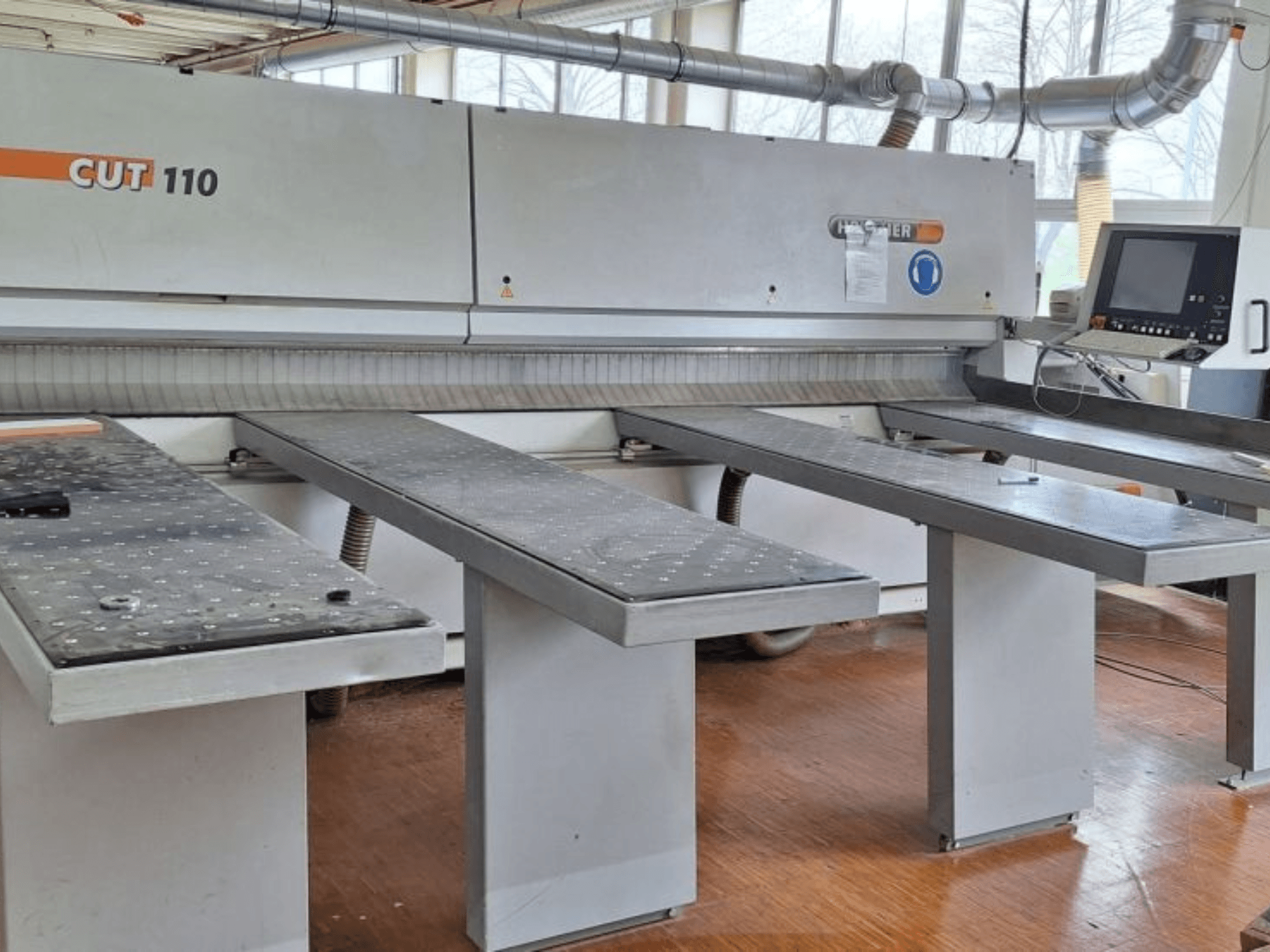 Seccionadora HOLZHER 6310 CUT 110 en vista frontal, con dos mesas horizontales y panel de control digital.