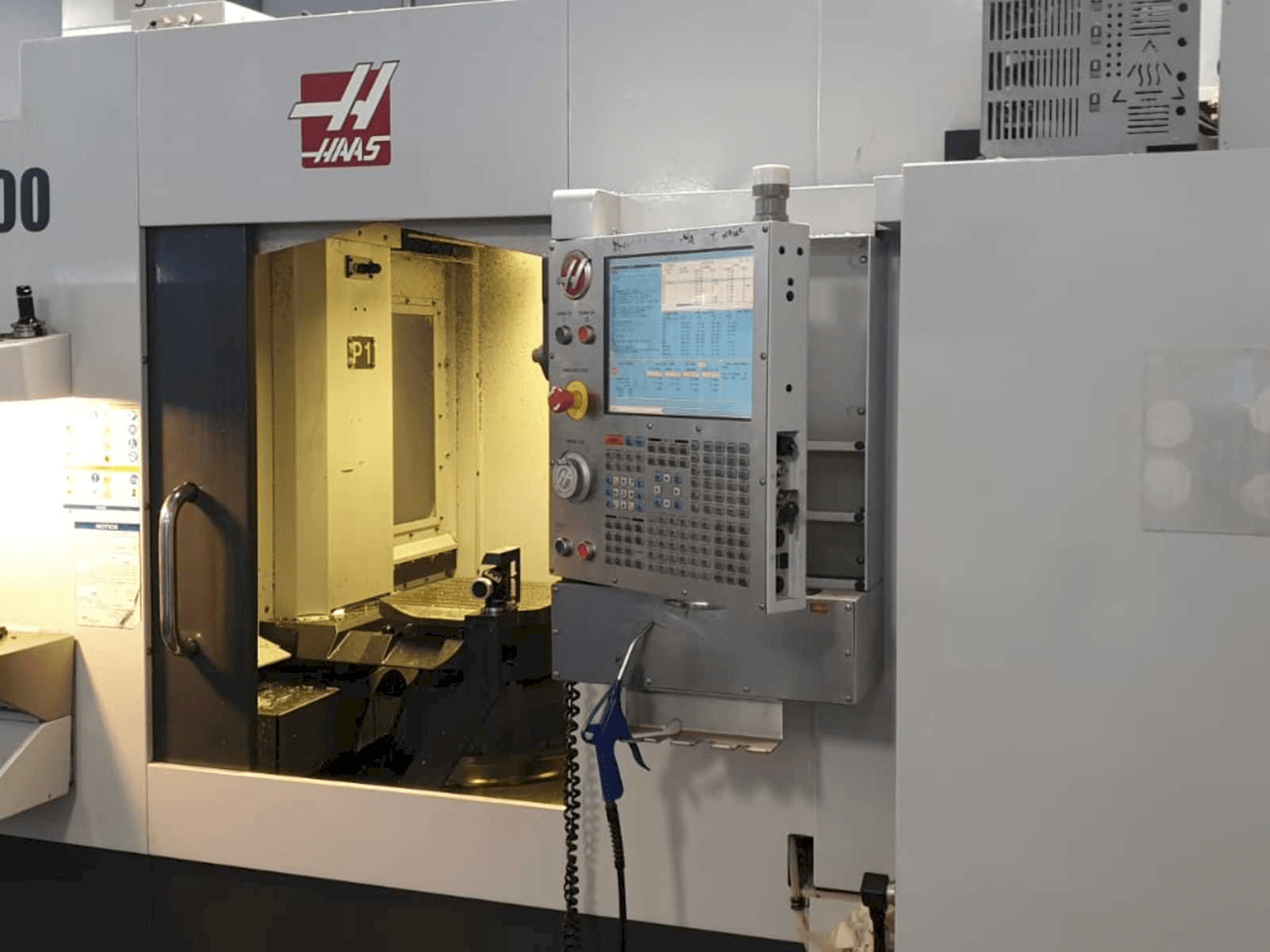 Vista frontal de la máquina HAAS EC400