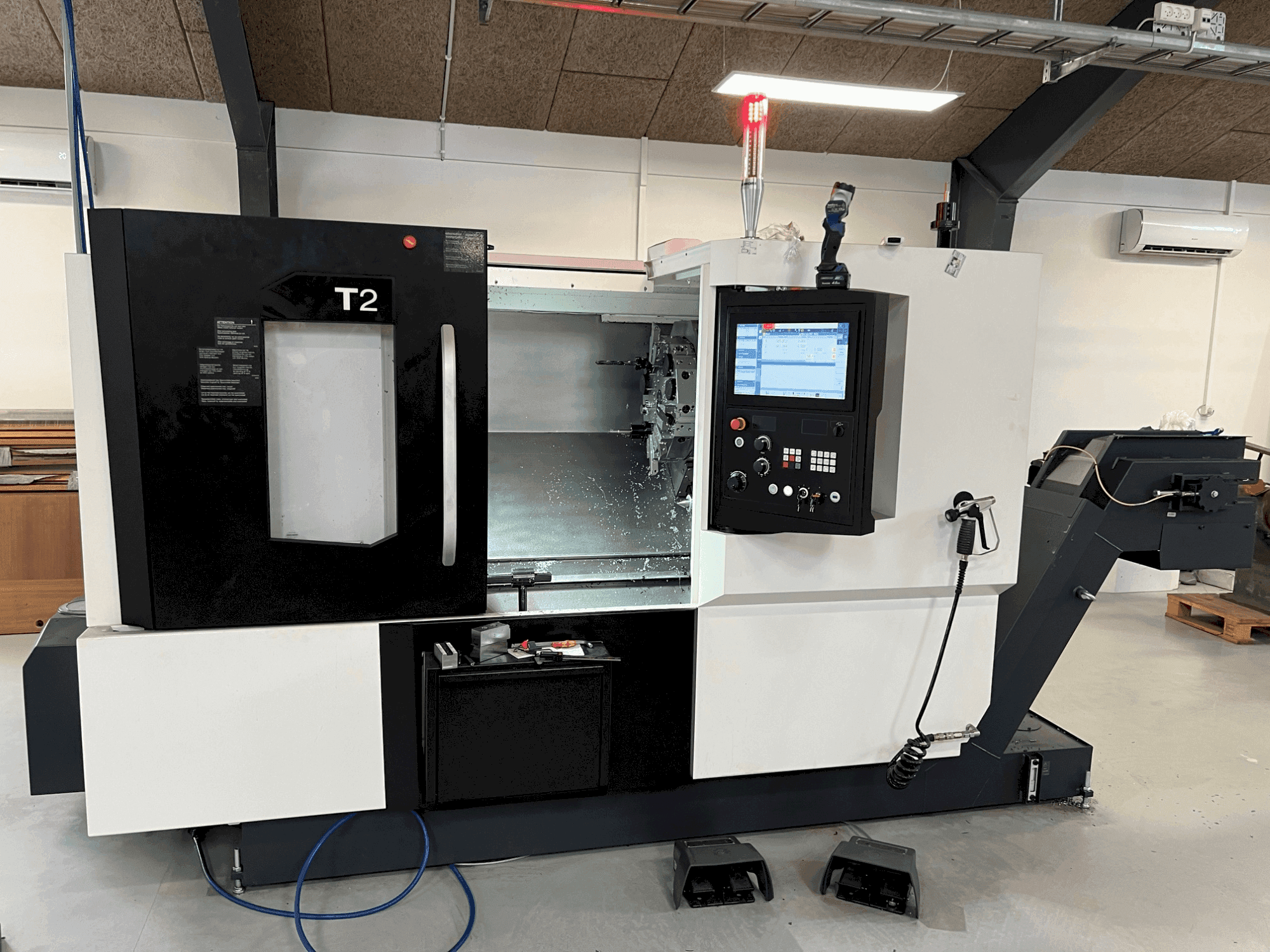 Vista frontal de la máquina DMG MORI T2