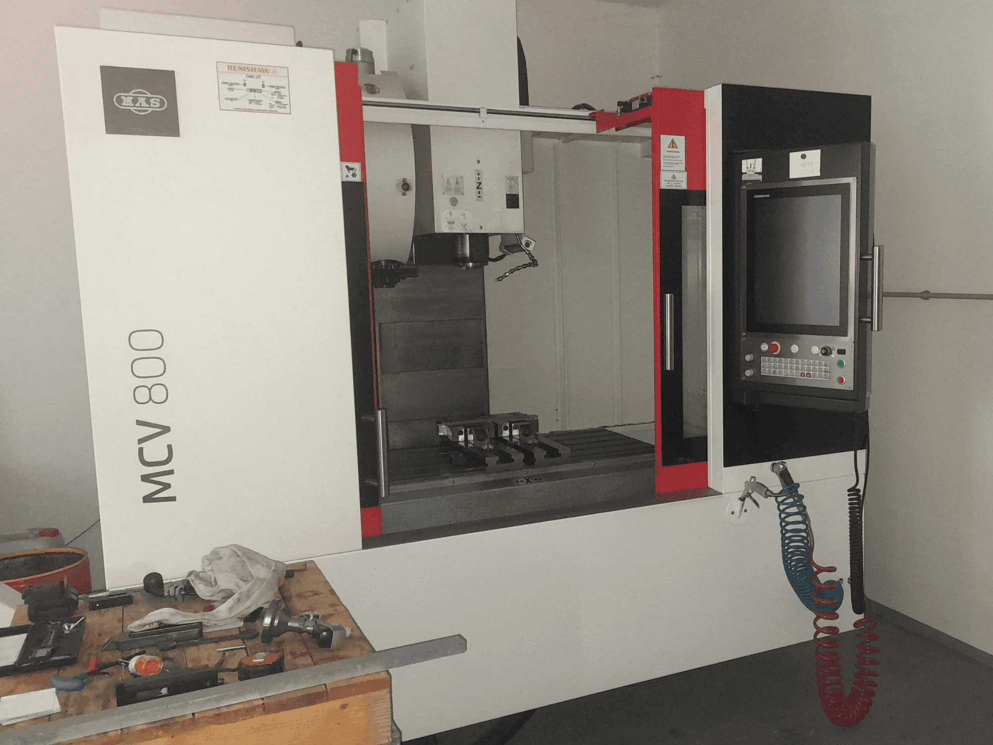 Vista frontal de la máquina KOVOSVIT MAS MCV 800 QUICK (2022)