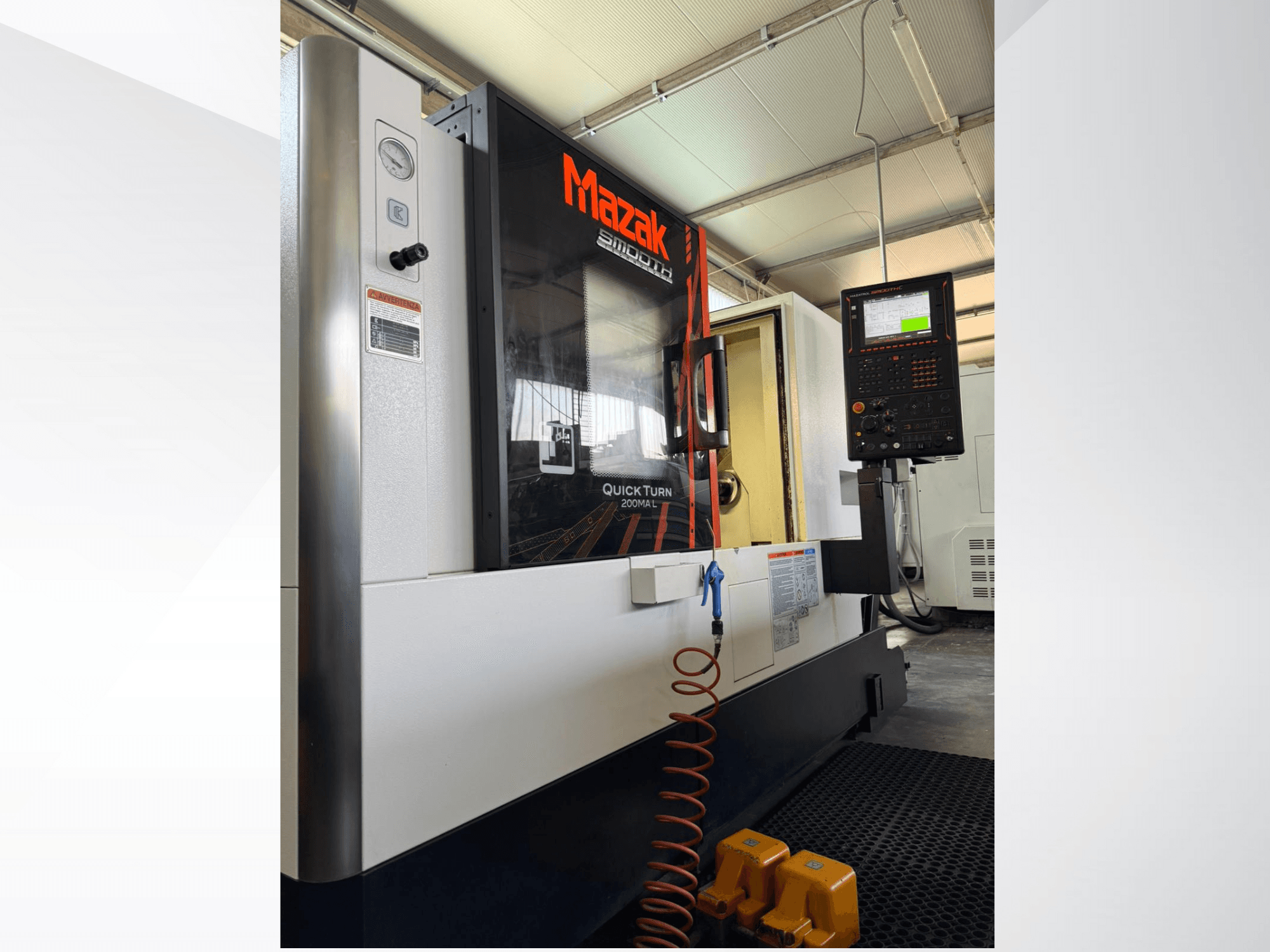Torno CNC Quick Turn de Mazak en gris y negro, vista lateral que muestra el panel de control y el manómetro. Ideal para mecanizado de precisión.