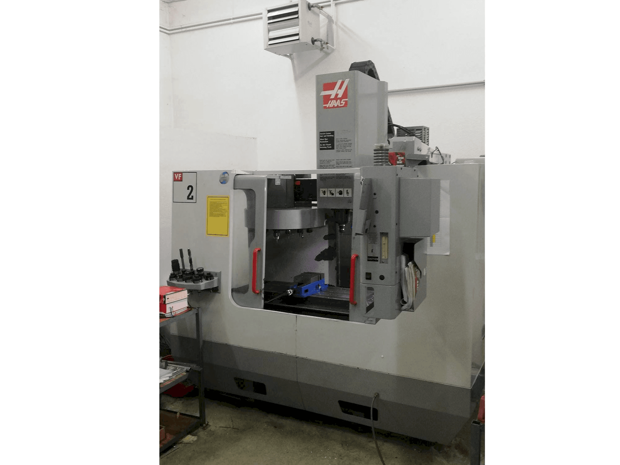 Vista frontal de la máquina HAAS VF-2DHE