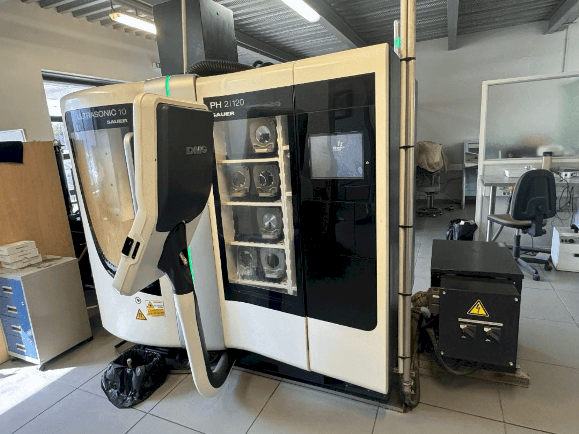Vista frontal de la máquina DMG ULTRASONIC 10/ DENTAL 10