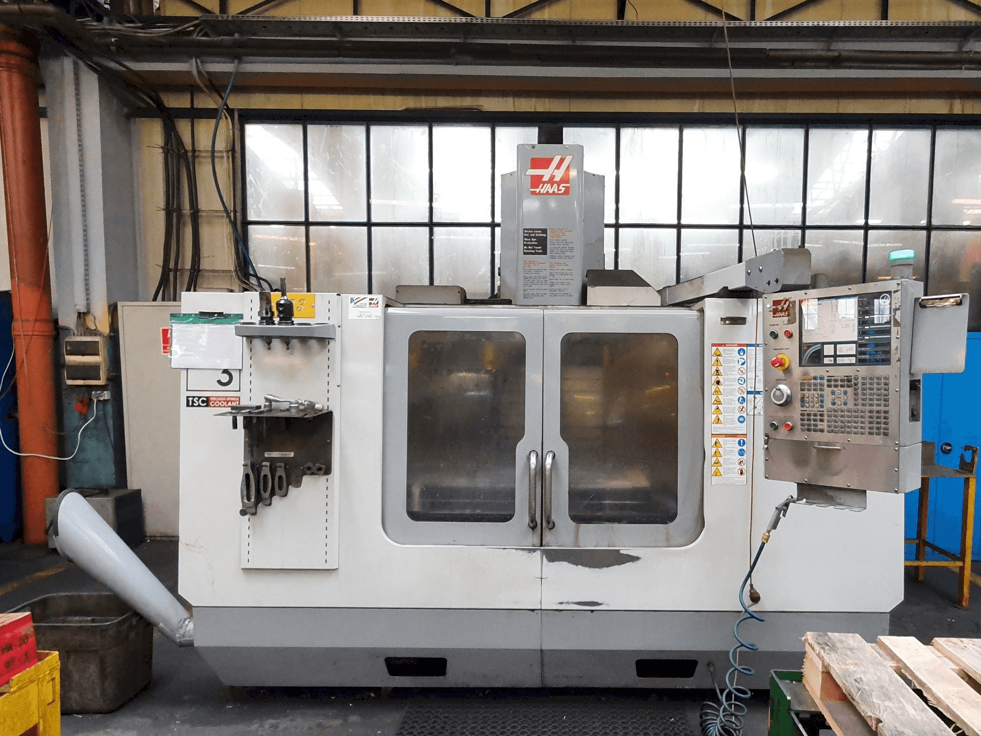 Vista frontal de la máquina HAAS VF-3 BHE