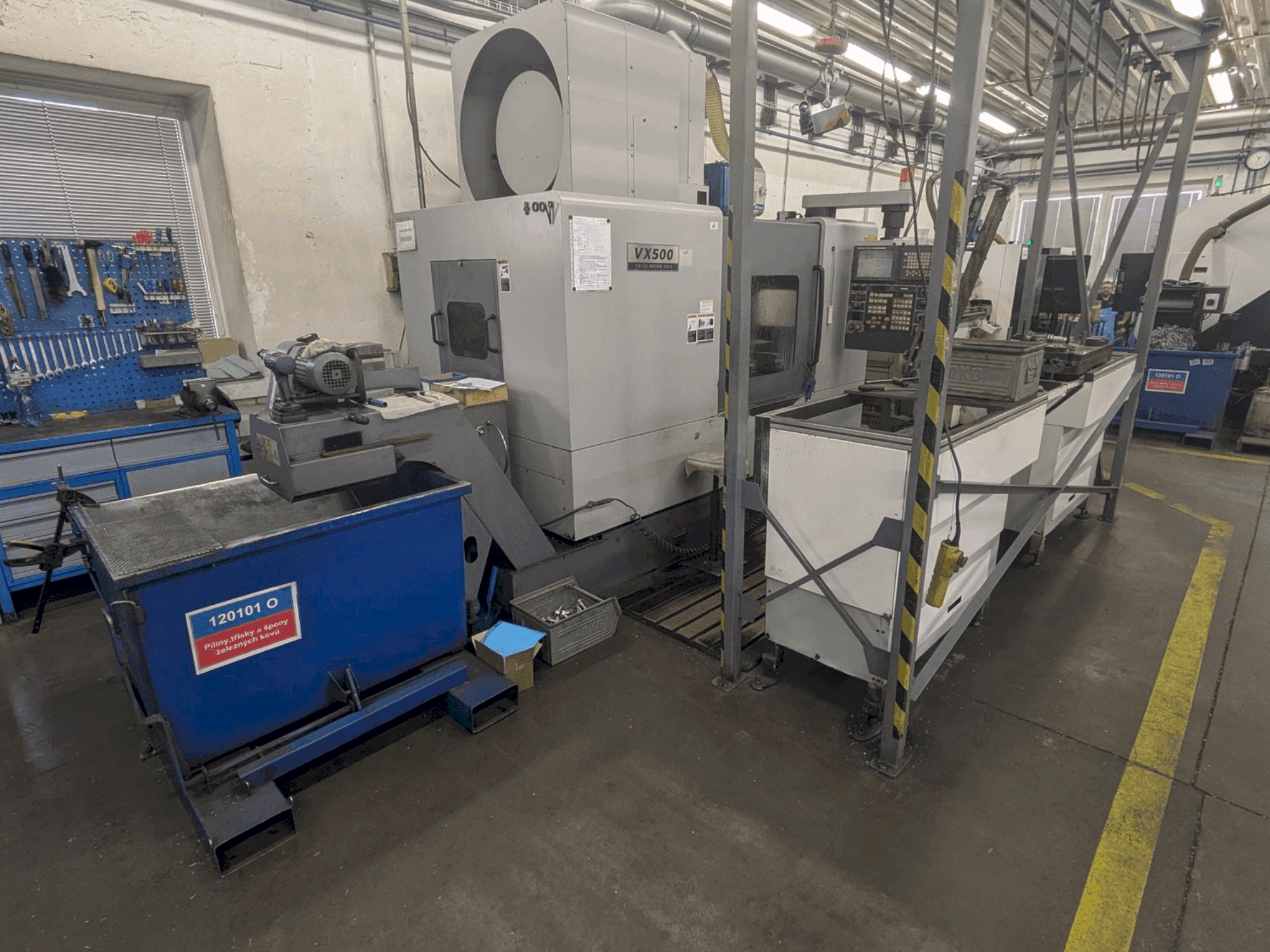 Vista frontal de la máquina HYUNDAI KIA VX500