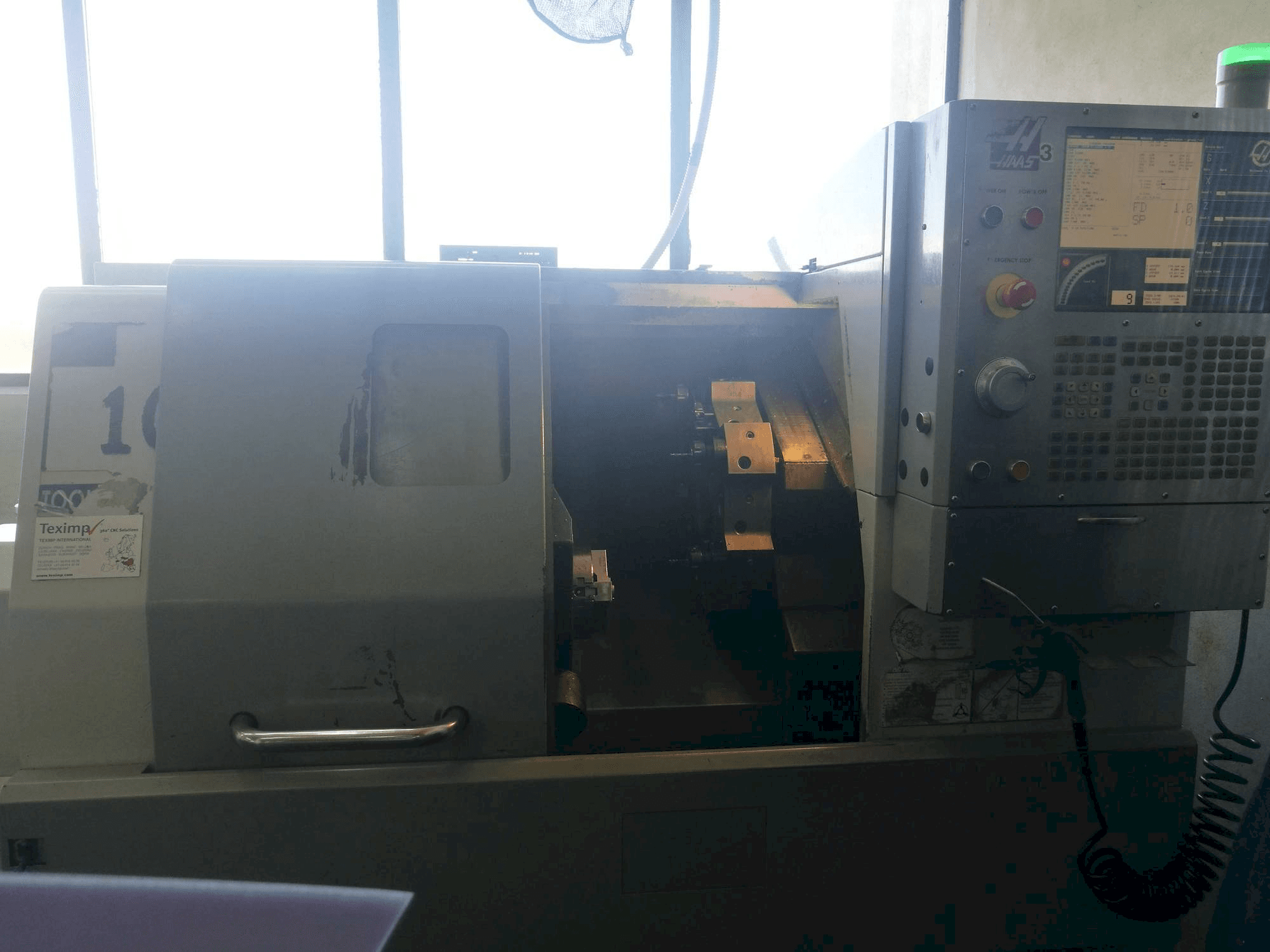 Vista frontal de la máquina HAAS SL-10HE
