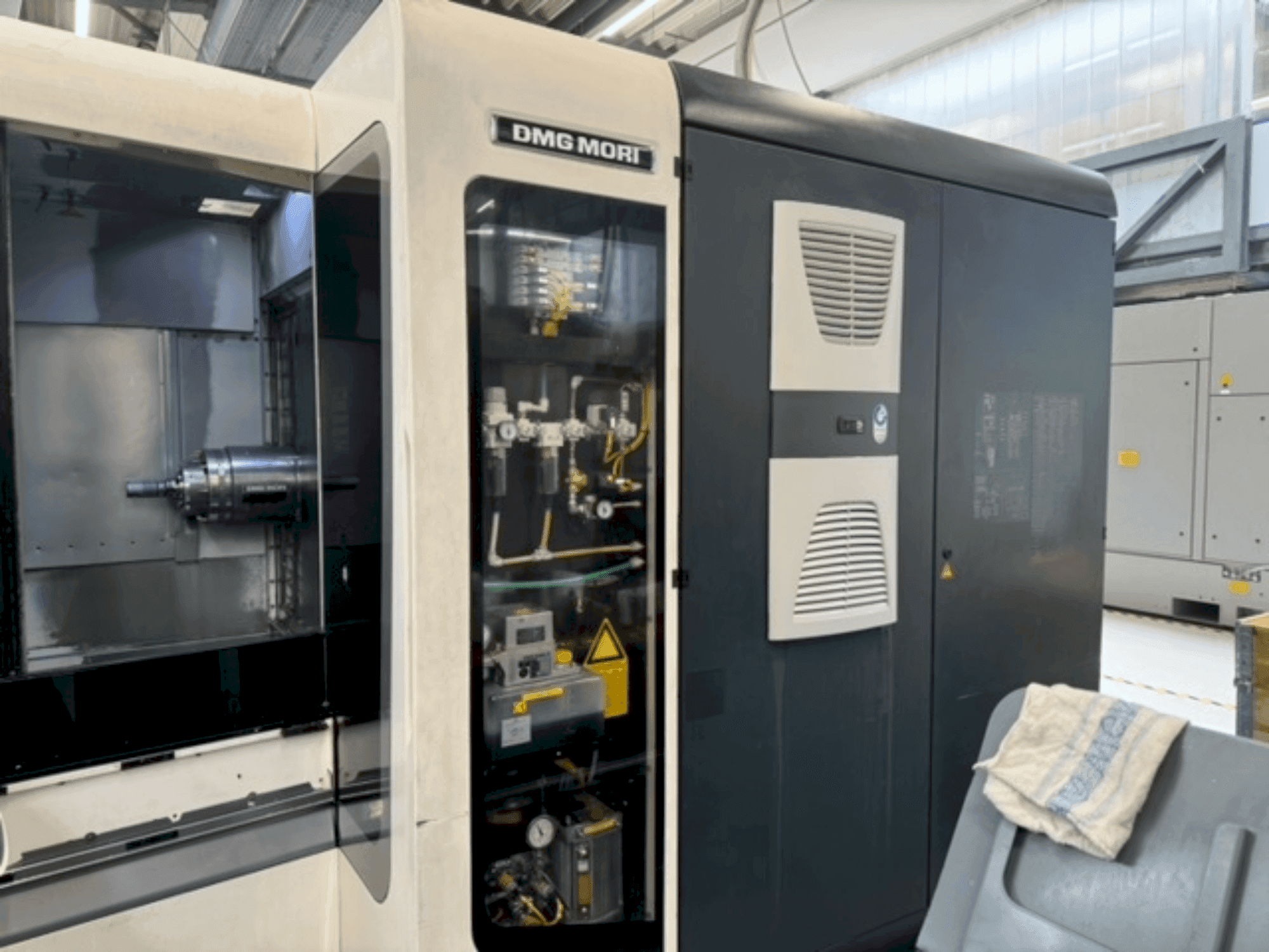Vista frontal de la máquina DMG MORI NHX 4000