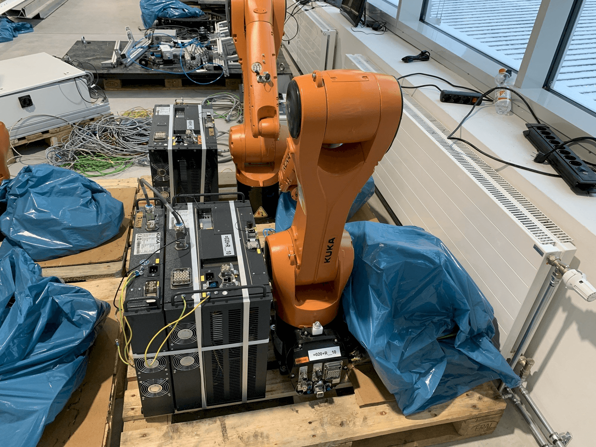 Vista frontal de la máquina KUKA KR10 R1100