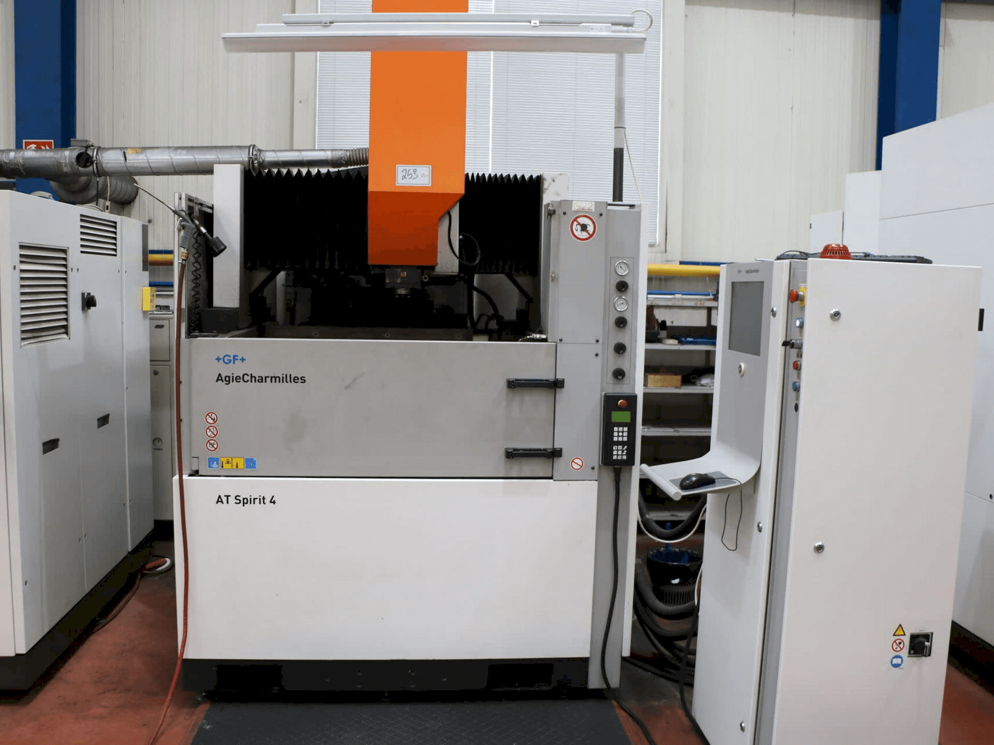 Vista frontal de la máquina AgieCharmilles AT SPIRIT 4 C-AXIS