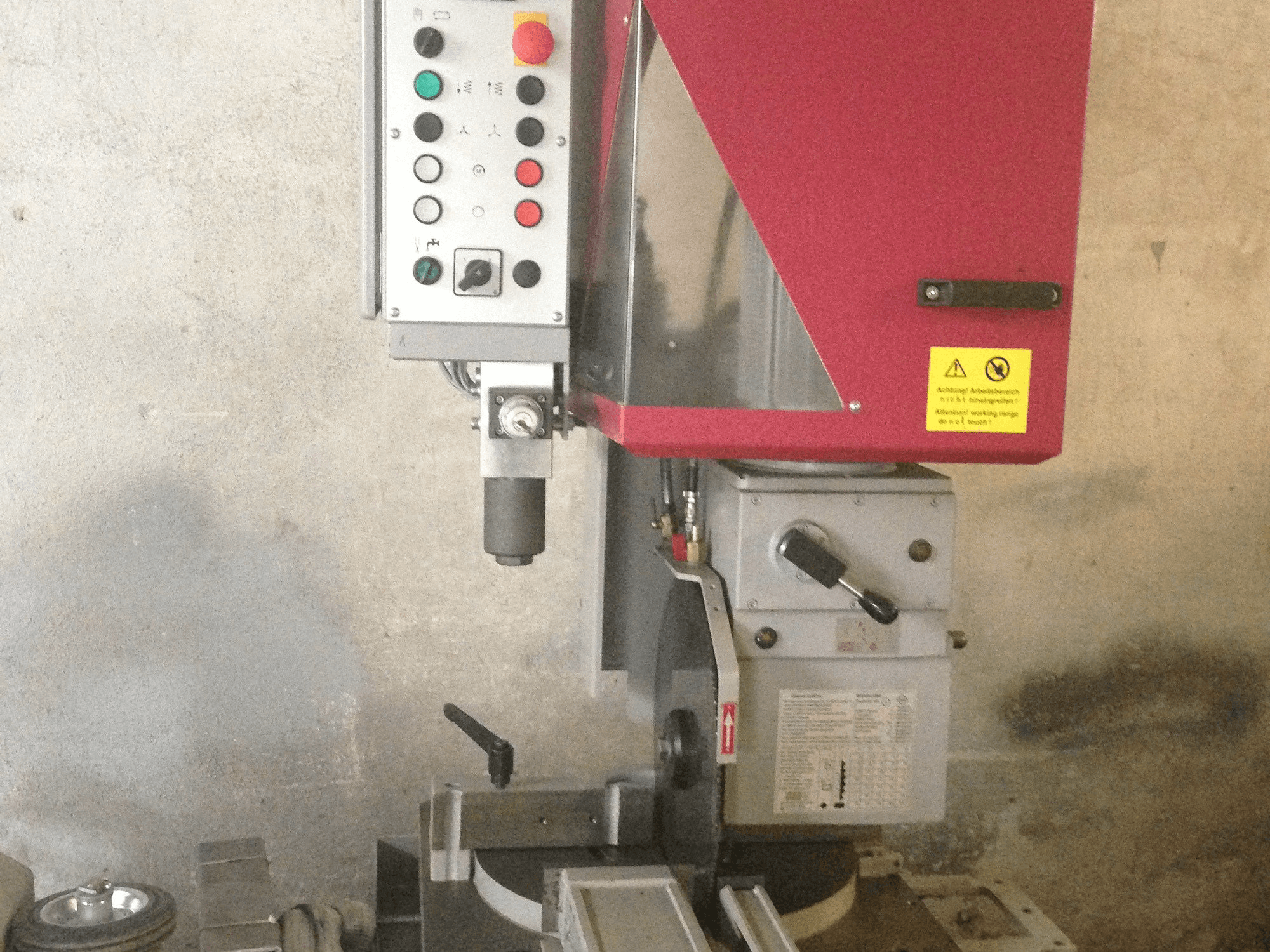 Vista frontal de la máquina Behringer VMS 400 H