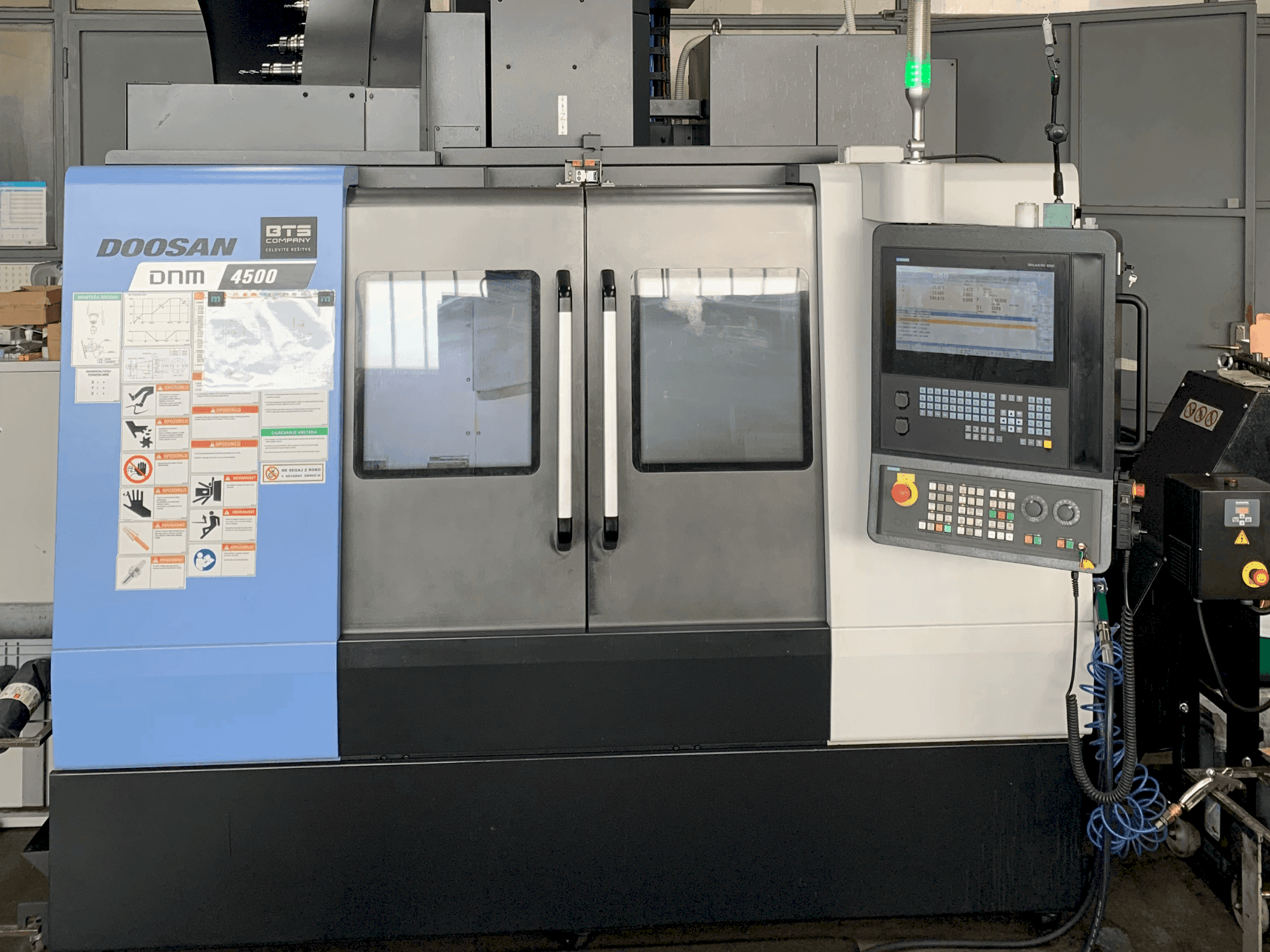 Vista frontal de la máquina DOOSAN DNM 4500