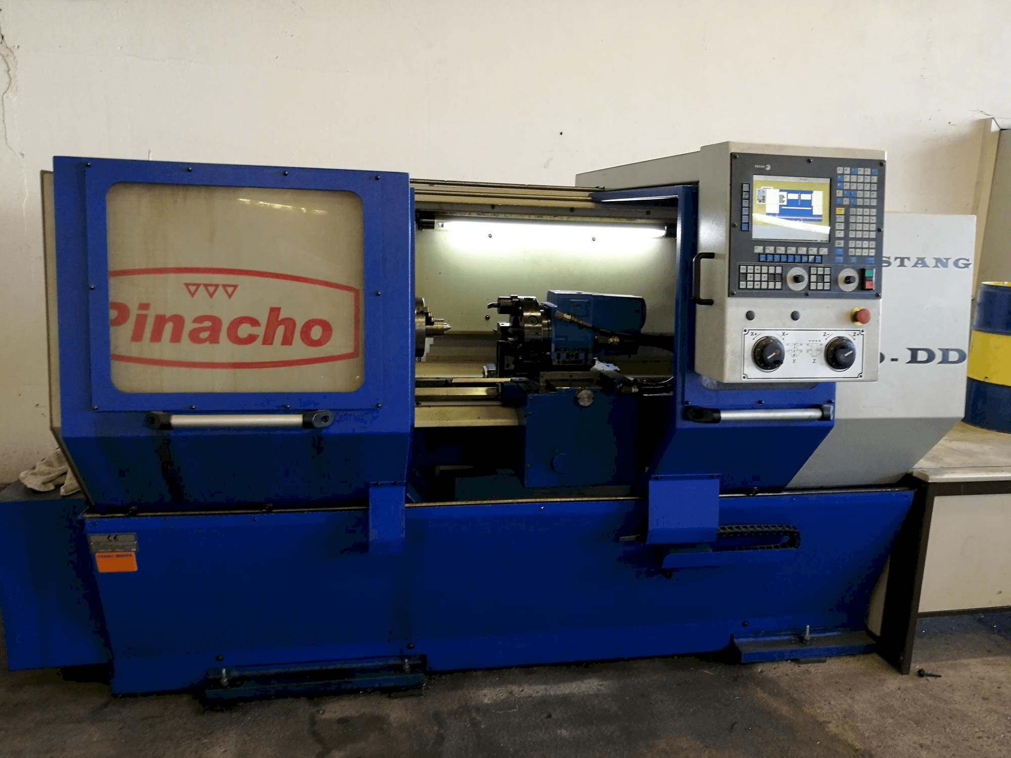 Vista frontal de la máquina Pinacho Mustang 200-DD