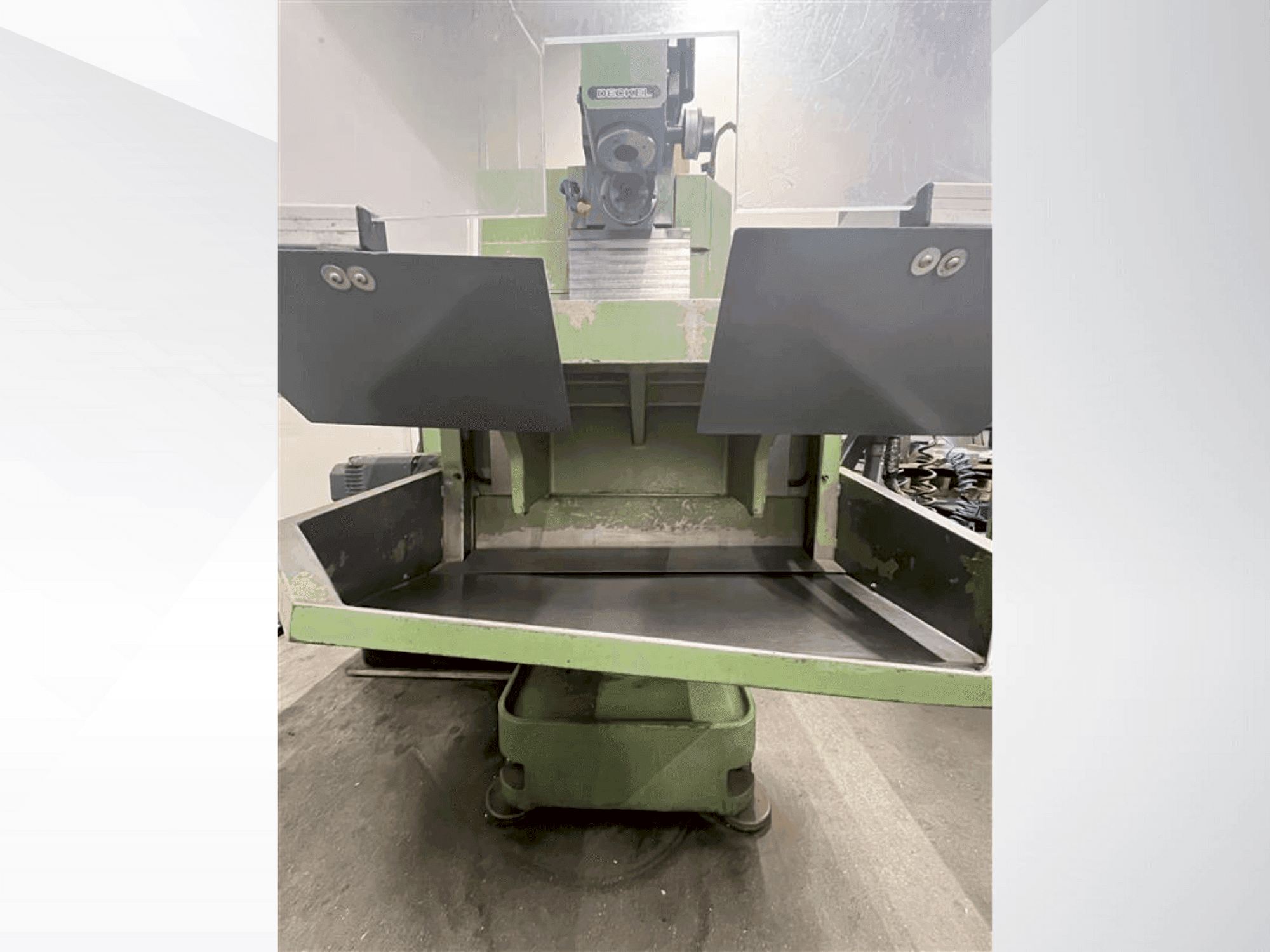 Vista frontal de la máquina DECKEL FP2A