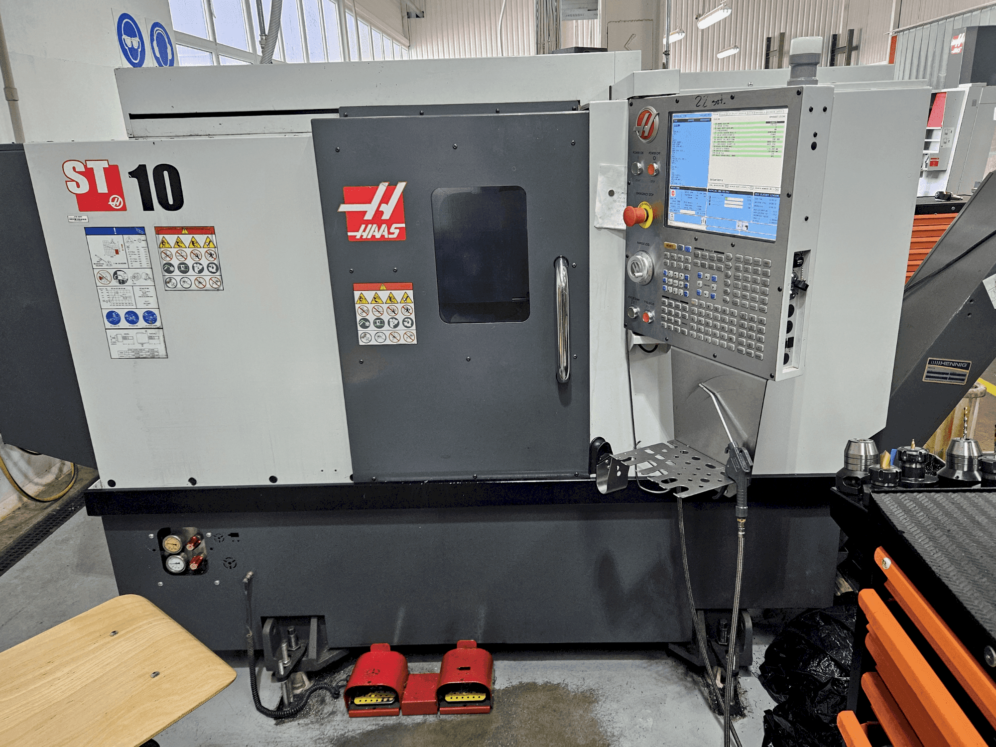 Vista frontal de la máquina HAAS ST-10