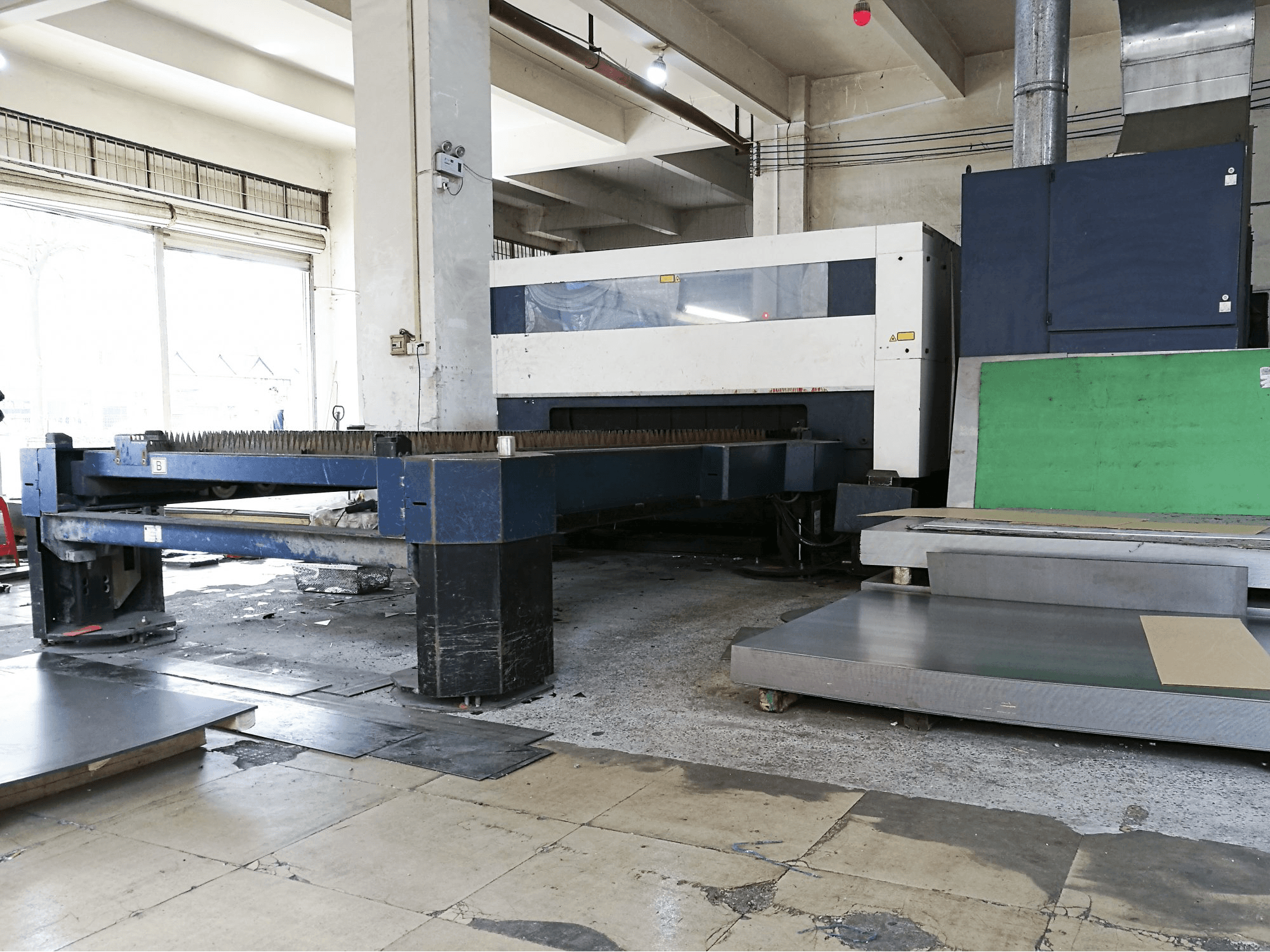 Mesa de trabajo vista derecha de la máquina Trumpf TruLaser 5030