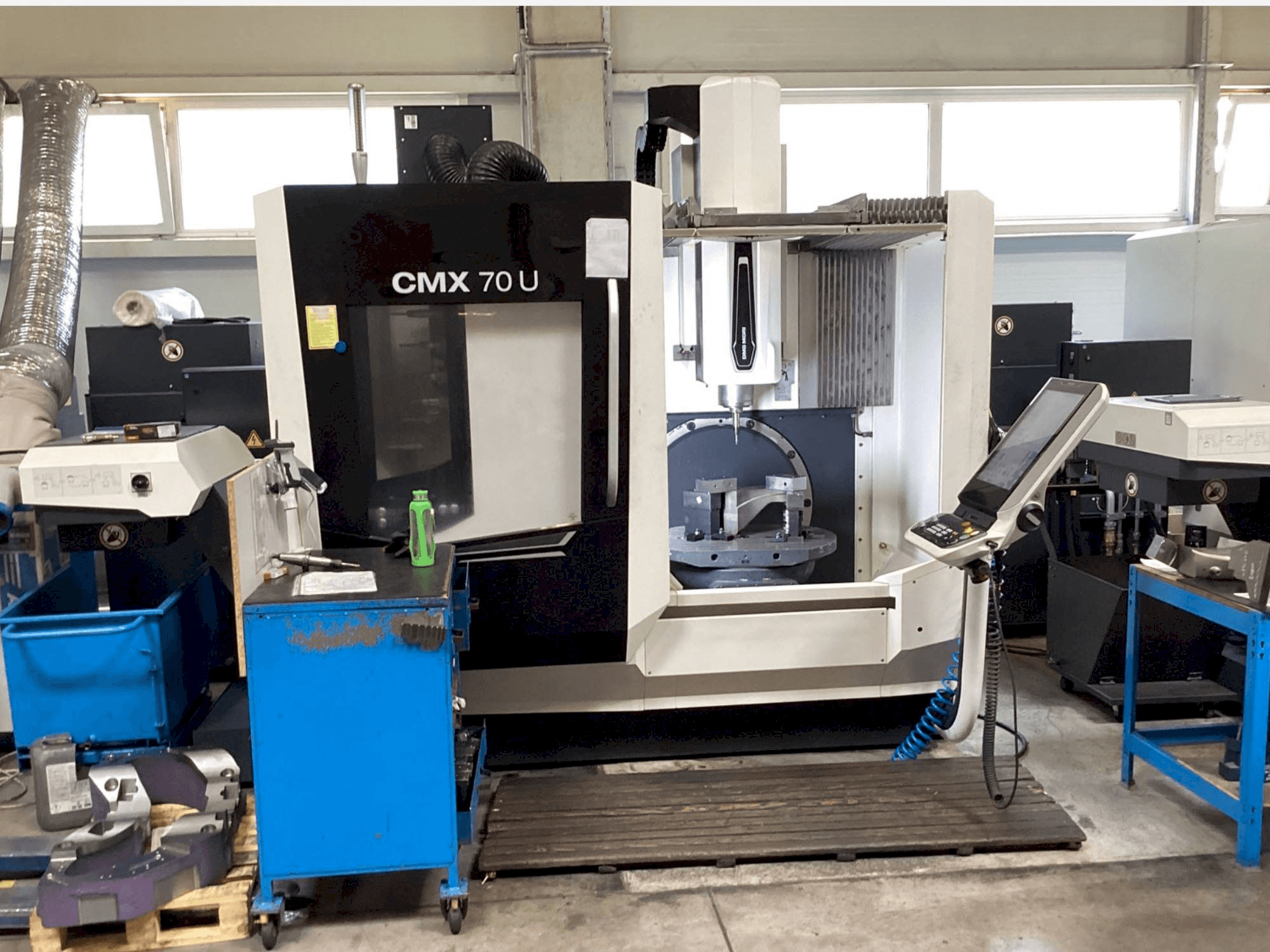 Vista frontal de la máquina DMG MORI CMX 70U