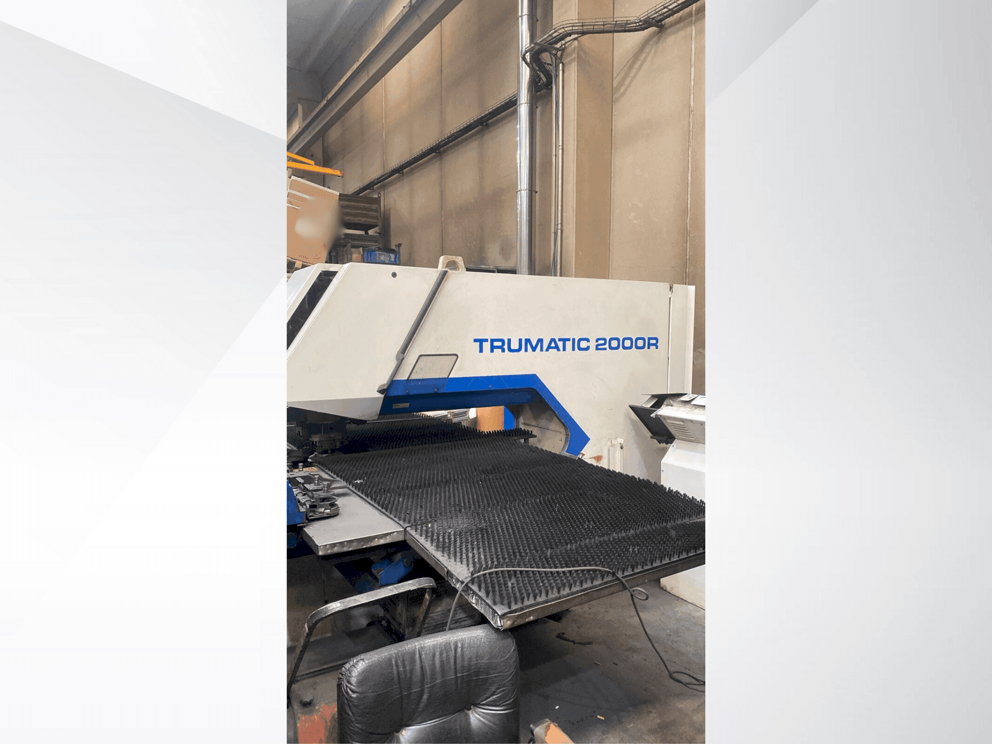 Vista frontal de la máquina TRUMPF TC2000R