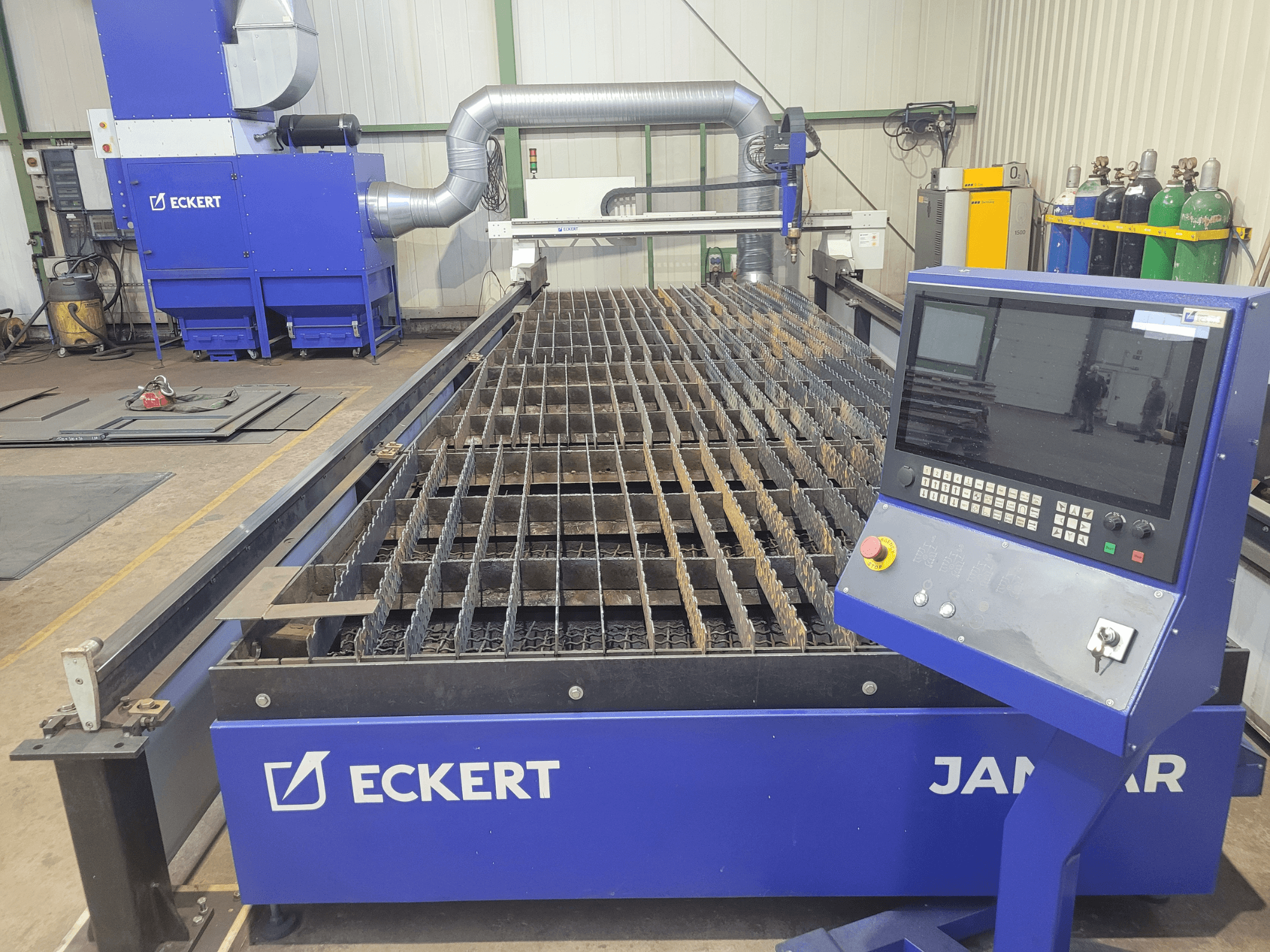 Máquina de corte por plasma ECKERT Jantar 2, vista frontal con panel de control y rejilla metálica para corte de precisión.