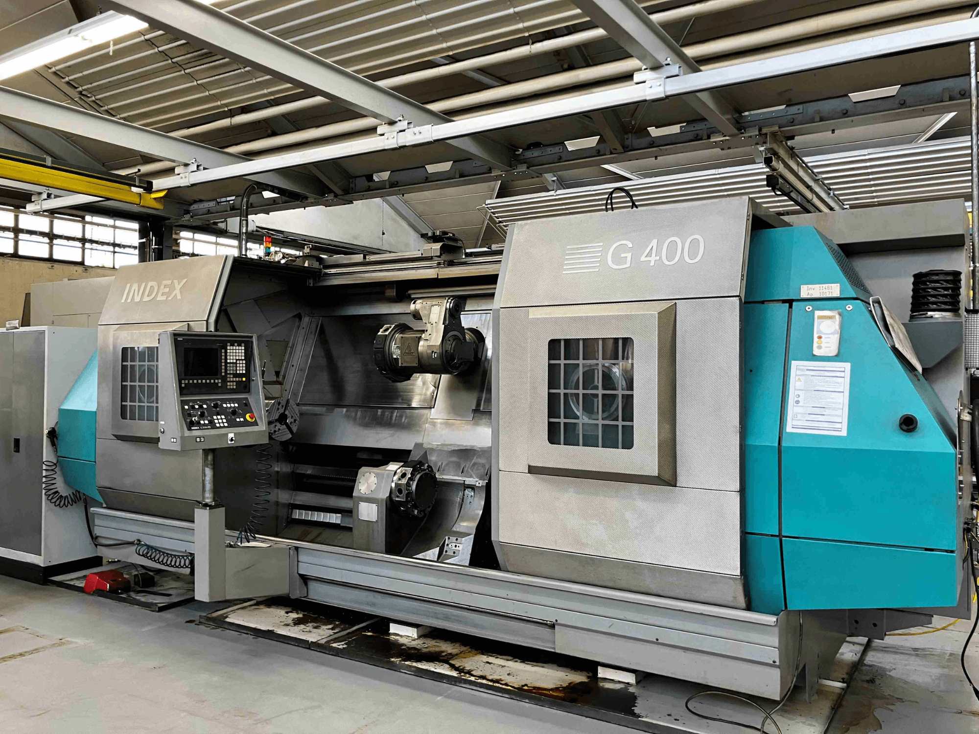 Torno CNC INDEX G400, vista frontal, con panel de control con pantalla numérica y doble husillo para mecanizado de precisión.