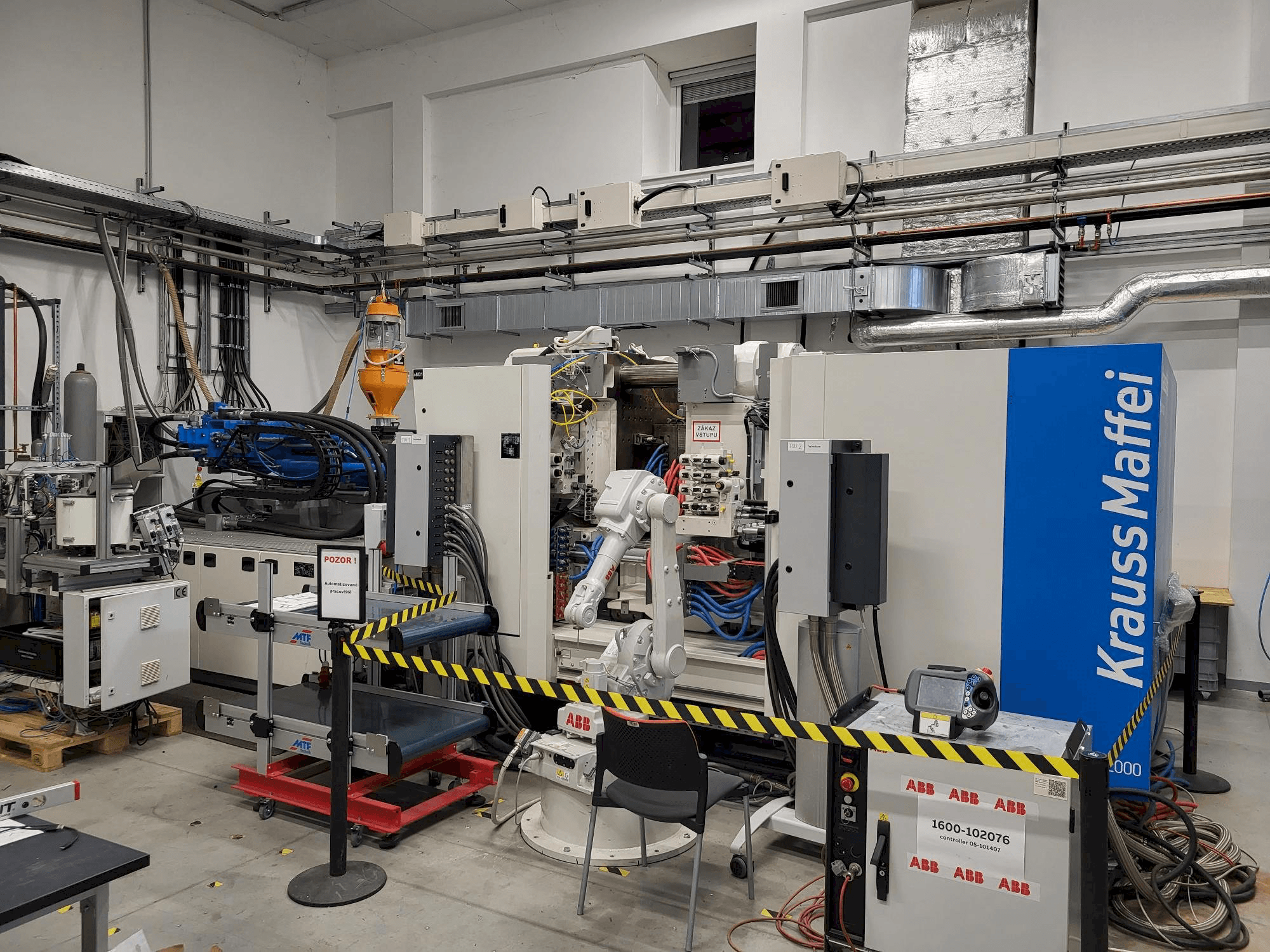 Vista frontal de la máquina Krauss Maffei GX 451-2000