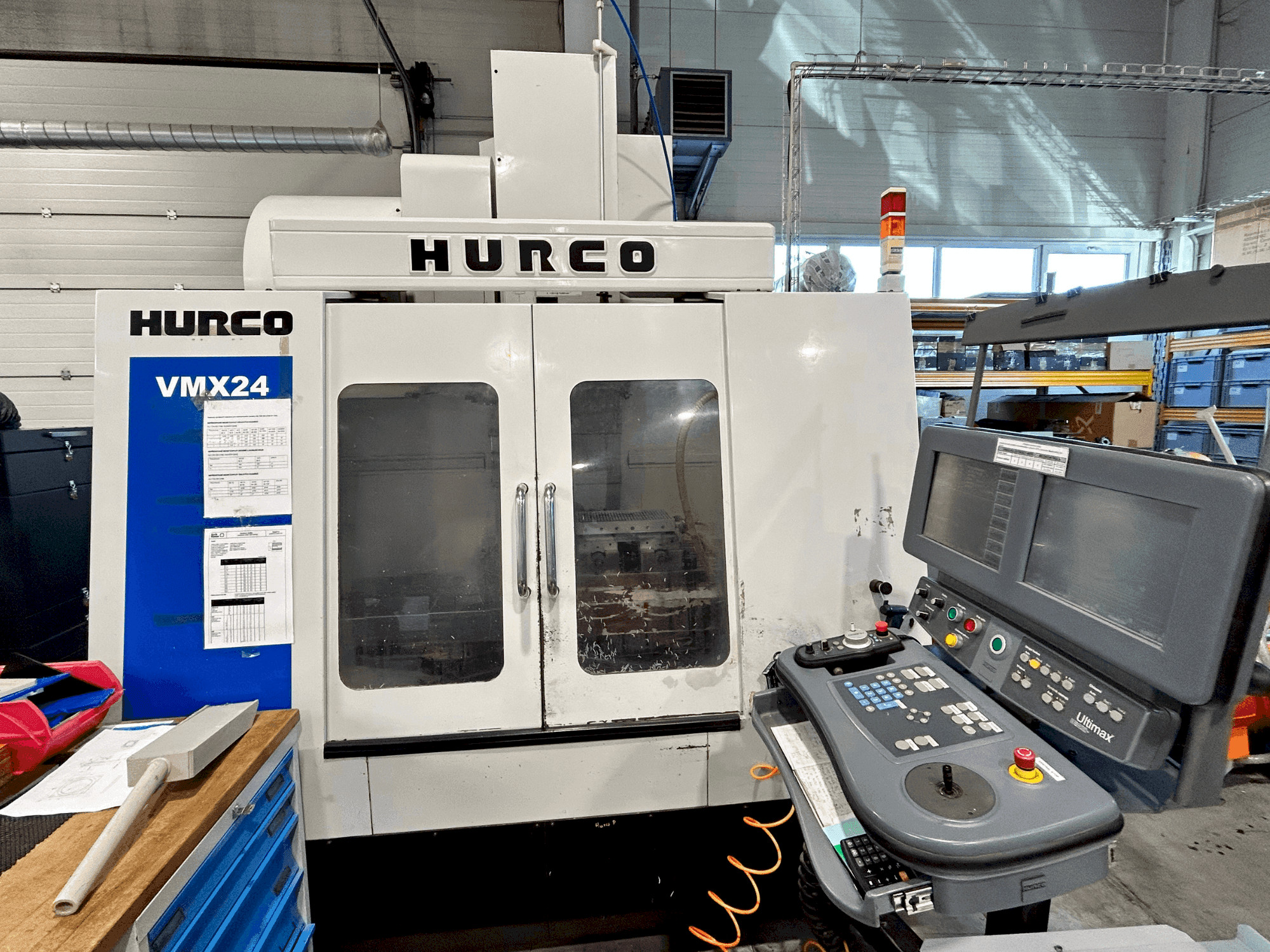 Vista frontal de la máquina Hurco VMX24