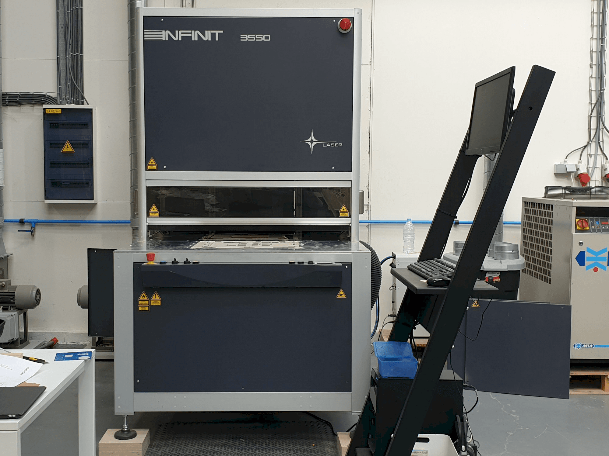 Vista frontal de la máquina SEI Laser INFINITY 3550