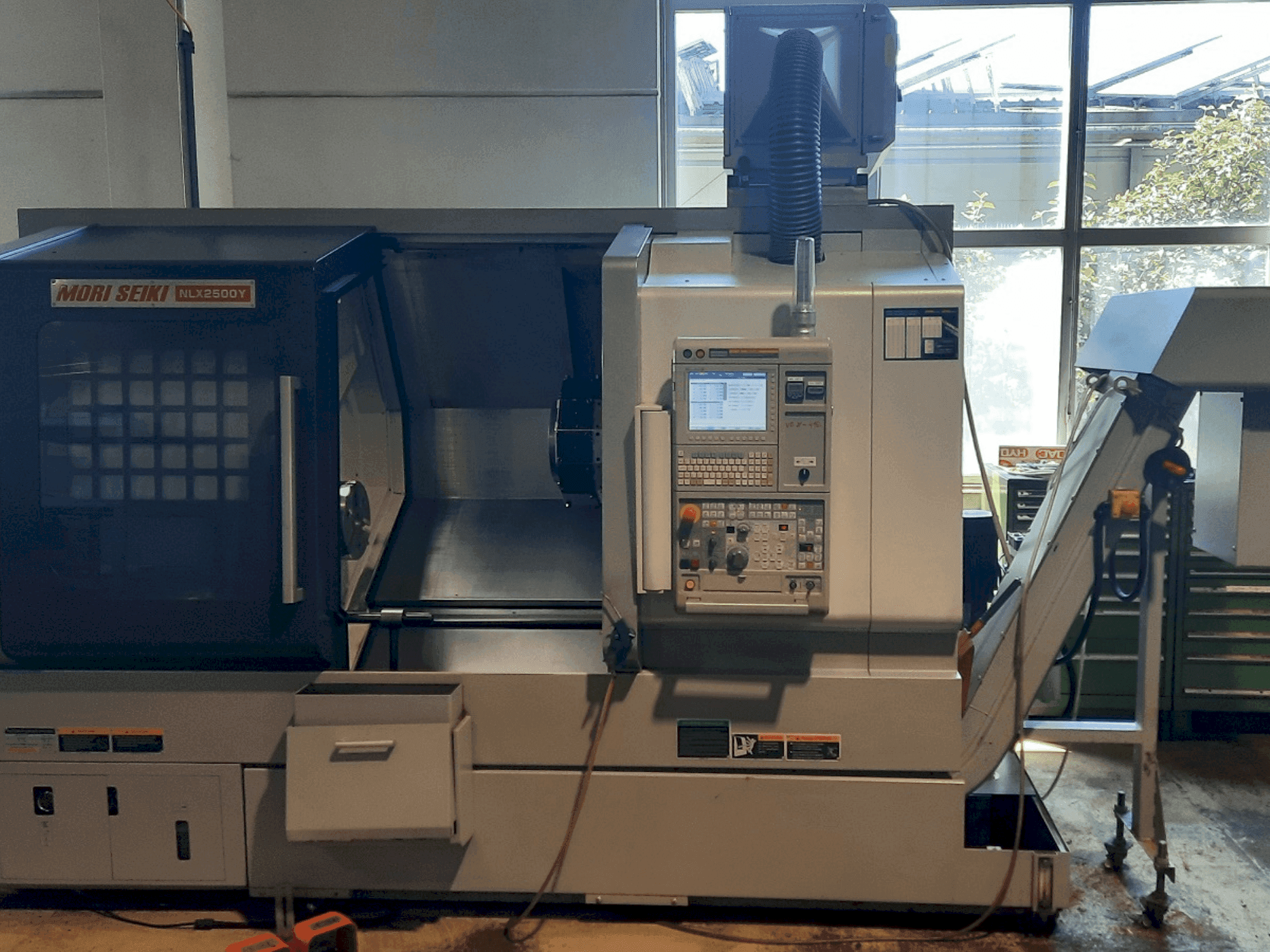 Vista frontal de la máquina DMG Mori Seiki NLX2500Y 700