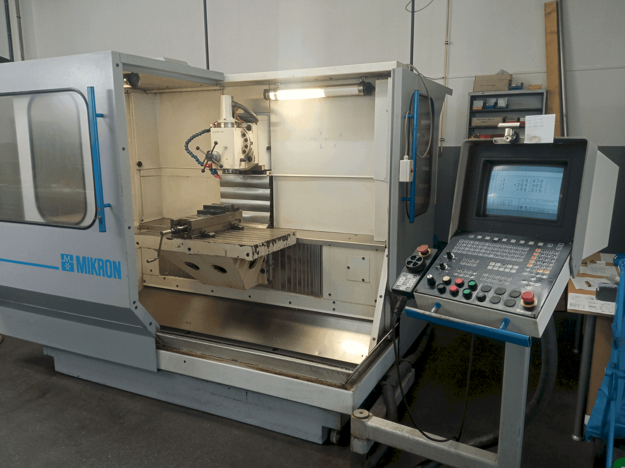 Vista frontal de la máquina MIKRON UM 600