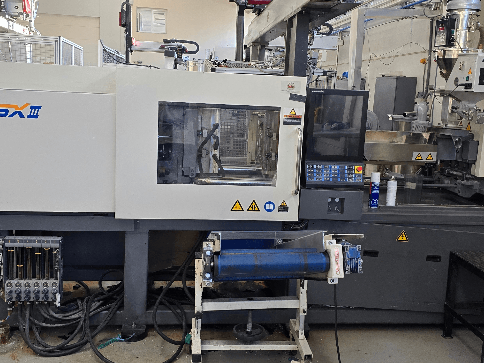 Máquina de inyección eléctrica SHIBAURA EC130SXIII-4A, vista frontal, mostrando el panel de control y los componentes hidráulicos.