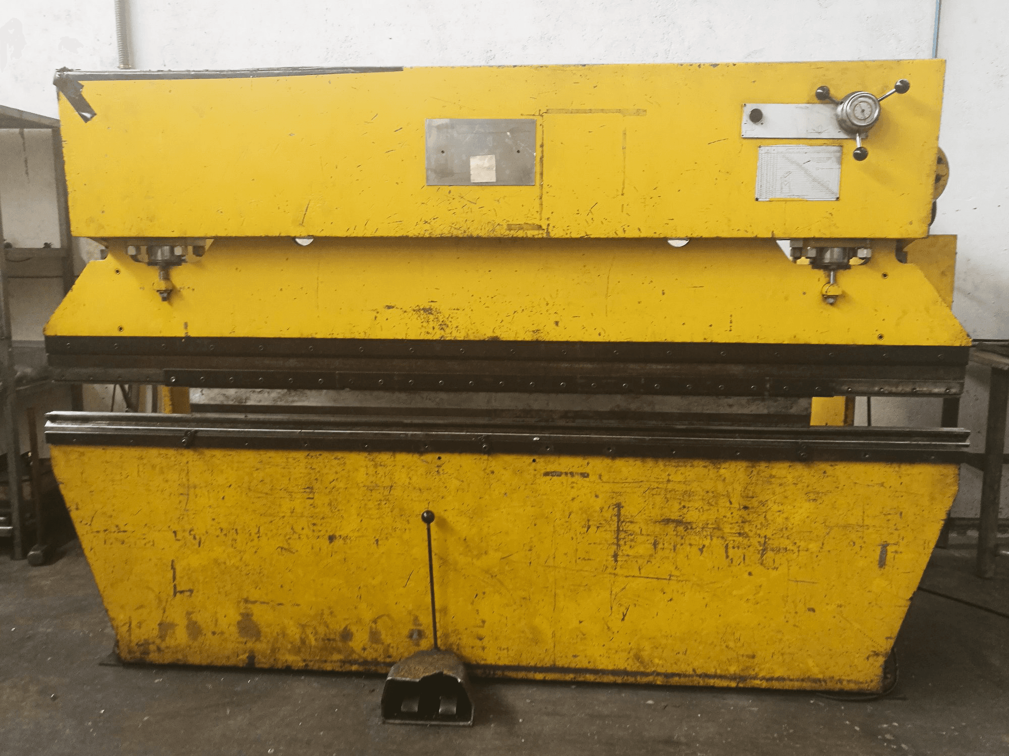 Vista frontal de la máquina Ajial 75 Tn