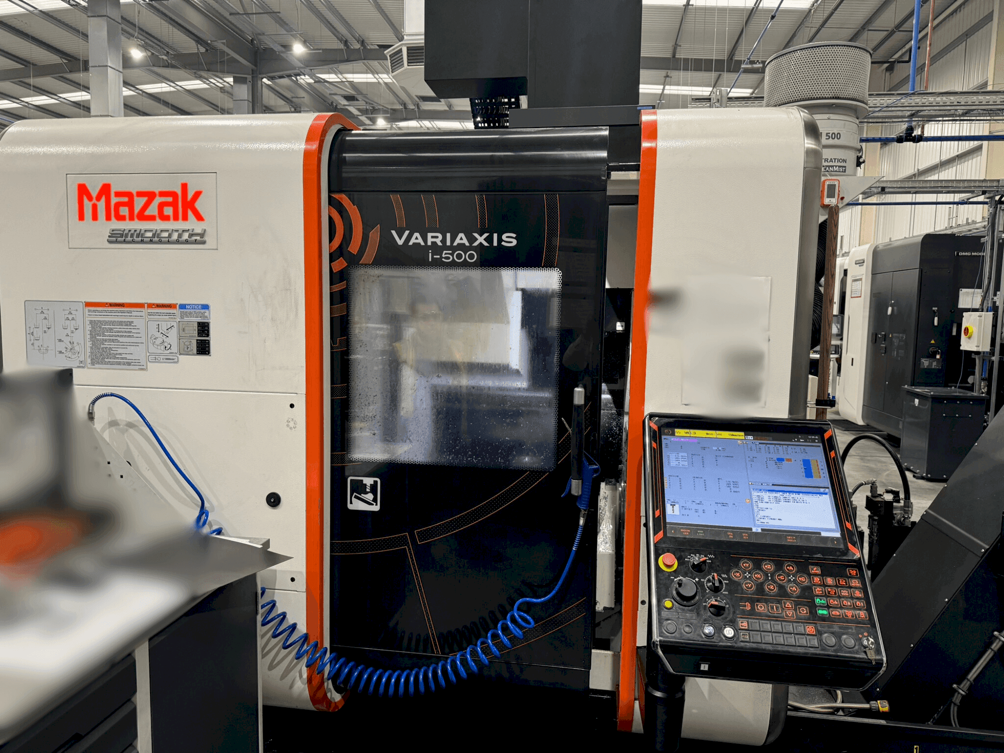 Vista frontal de la máquina Mazak Variaxis i-500