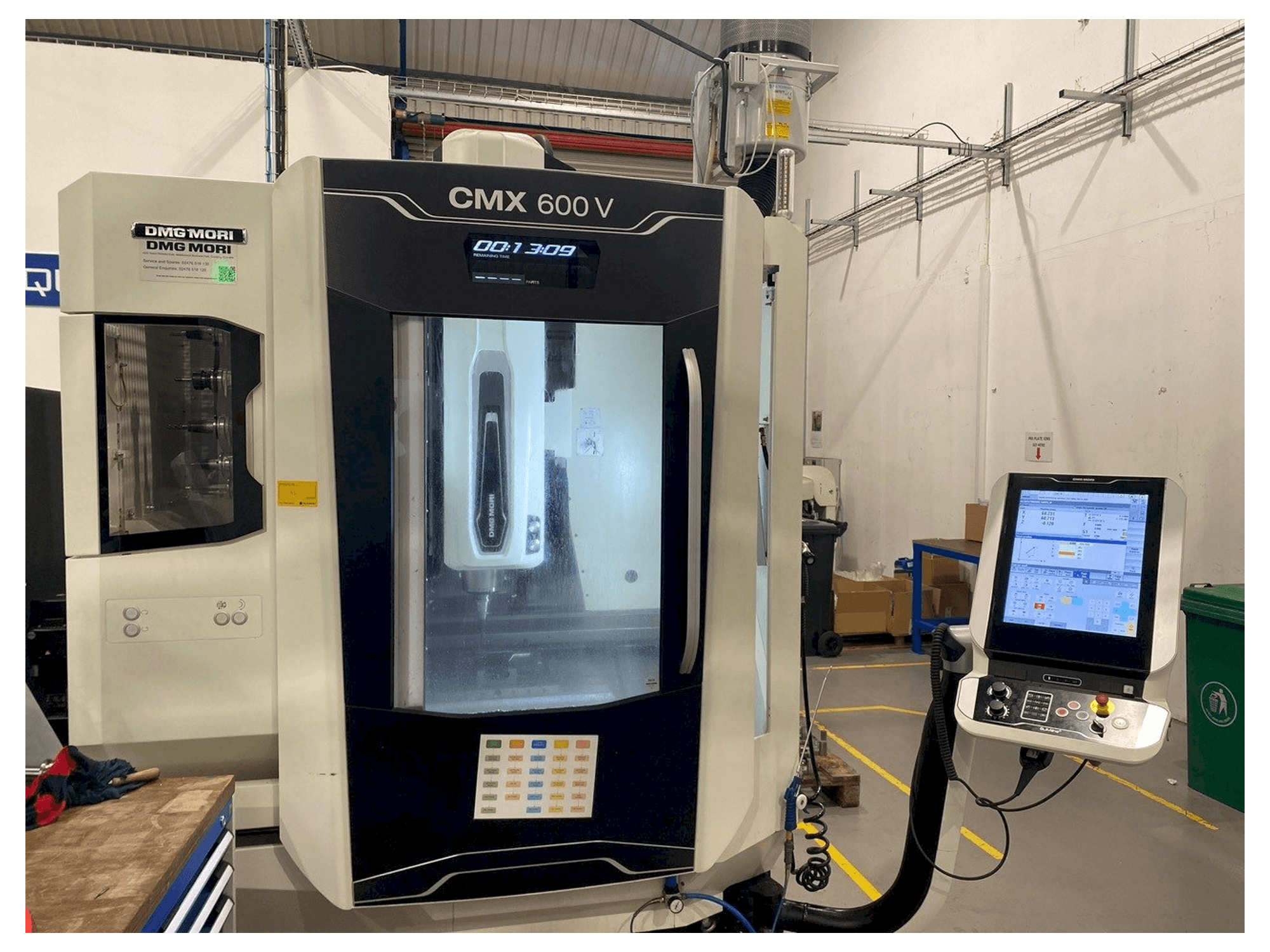 Vista frontal de la máquina DMG CMX 600 V