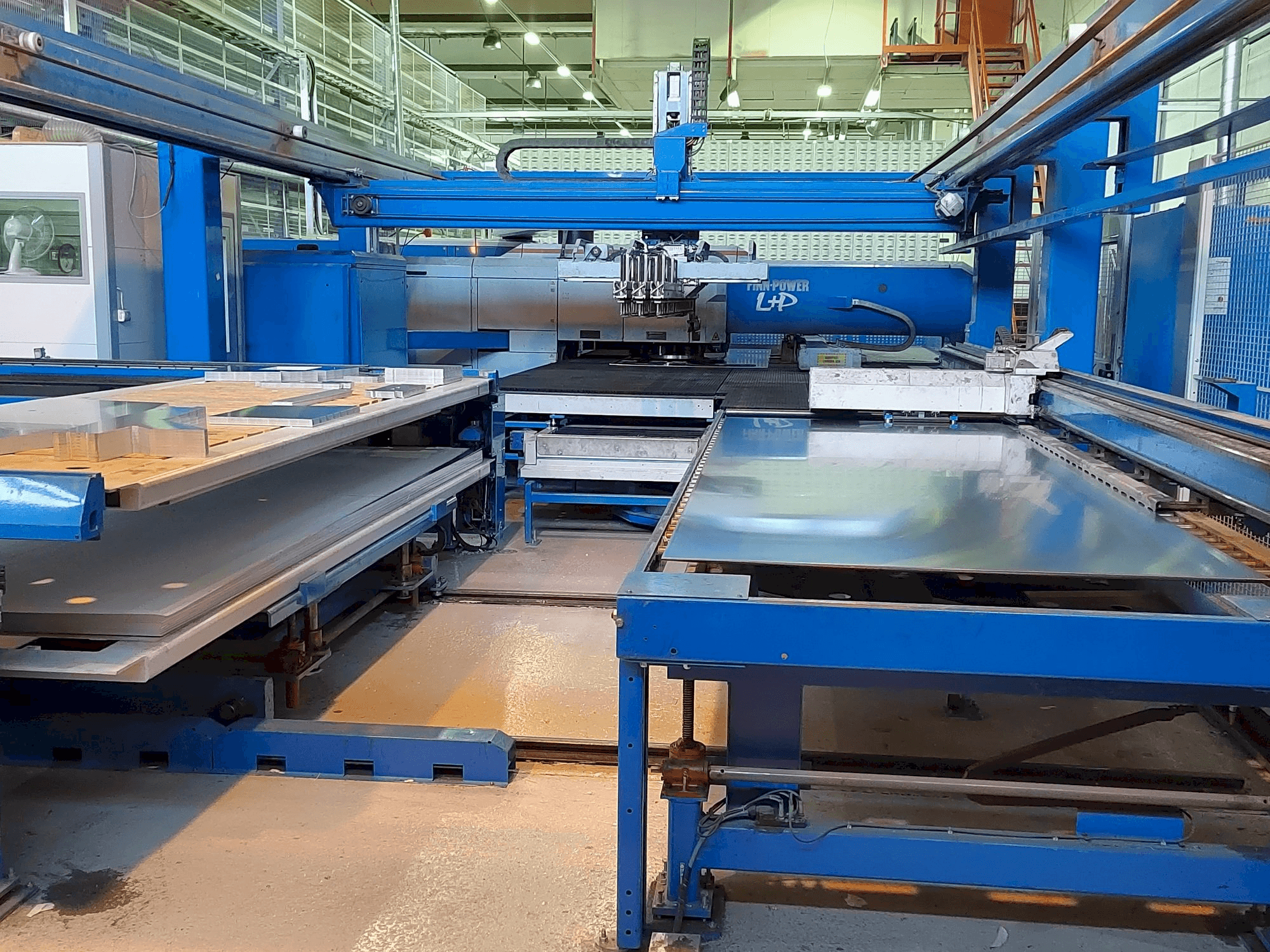 Vista frontal de la máquina Finn-Power LP 64 SRIUV