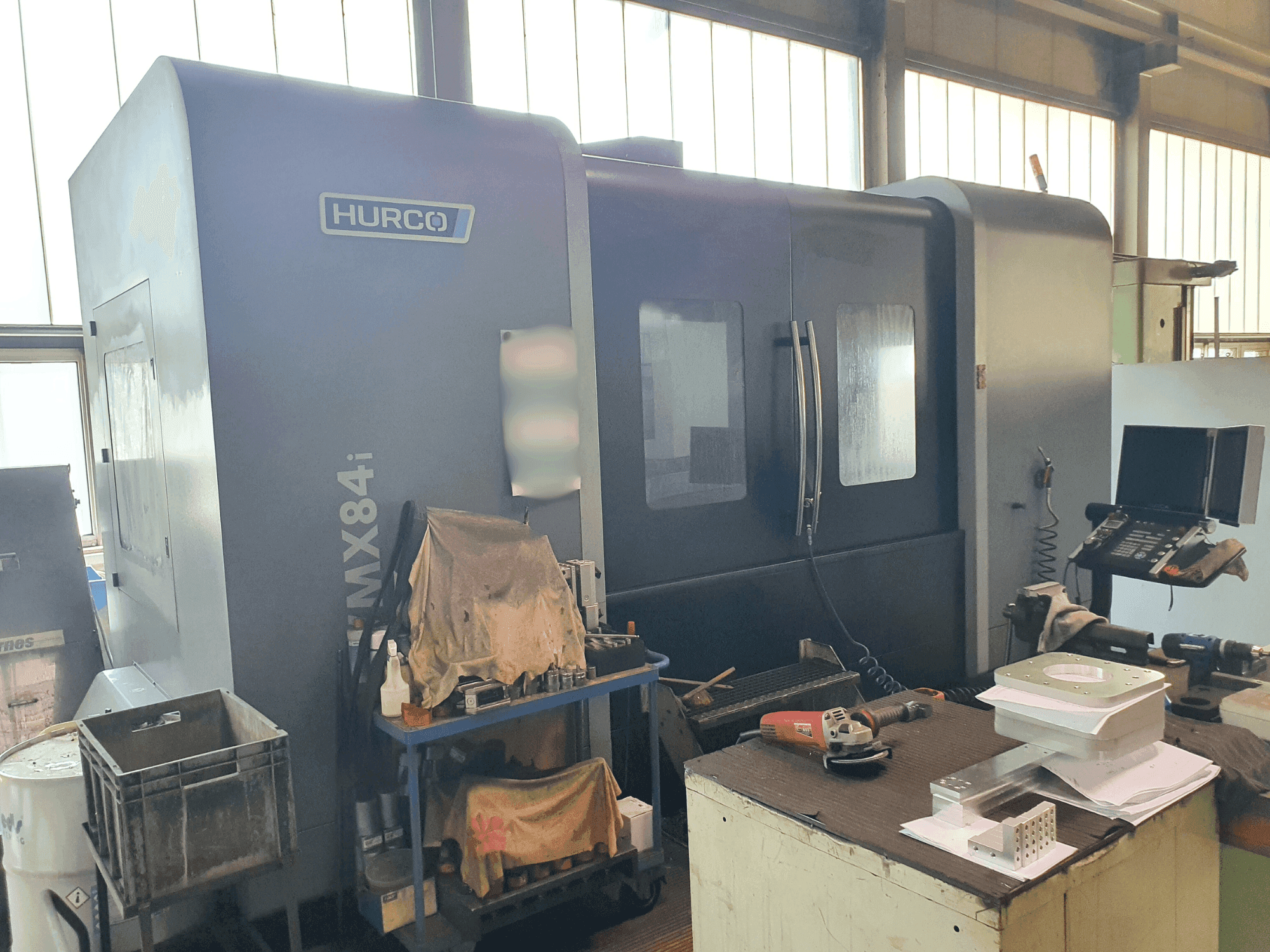 Vista frontal de la máquina Hurco VMX 84i