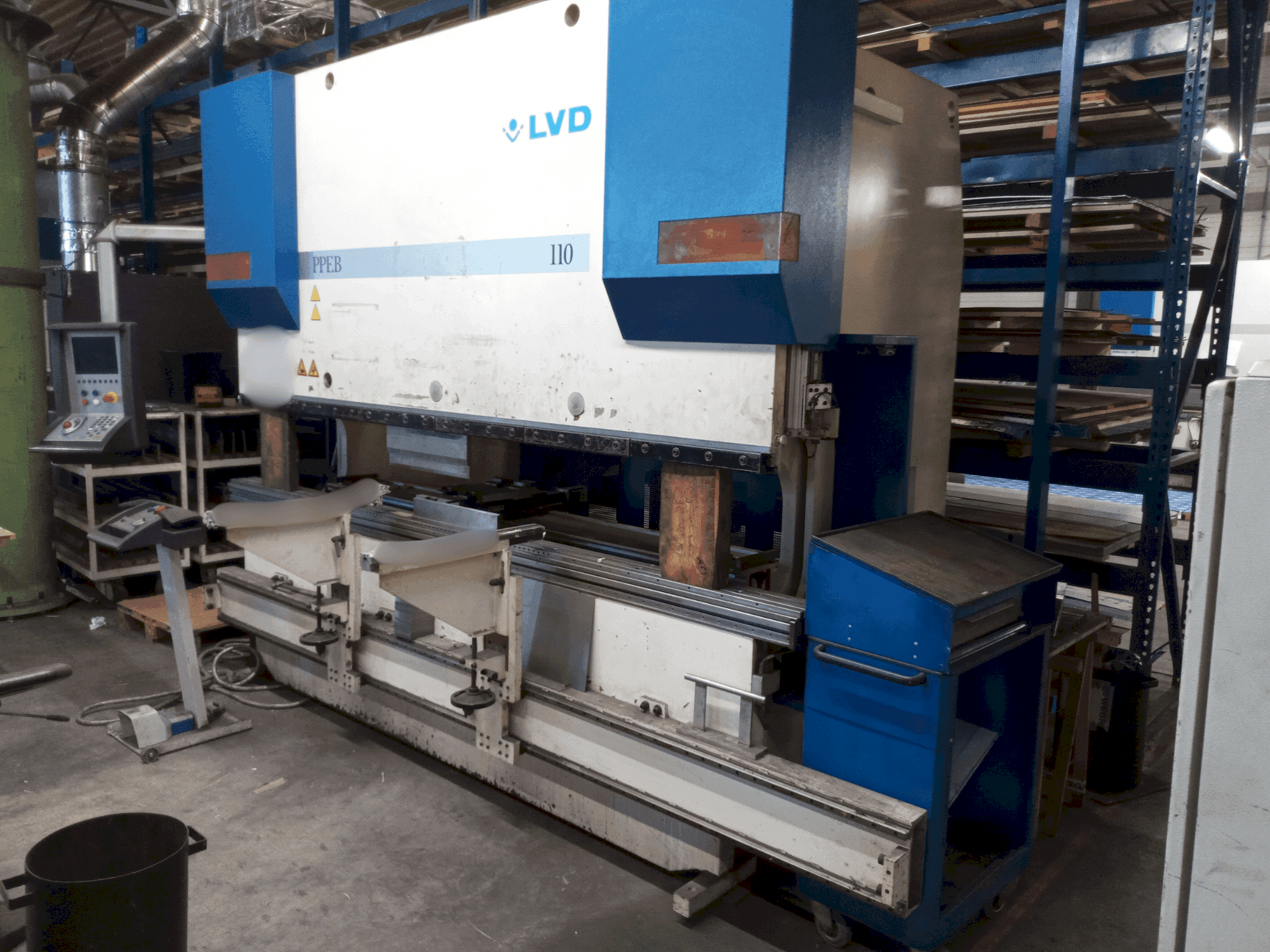 Vista frontal de la máquina LVD PPEB 110/30