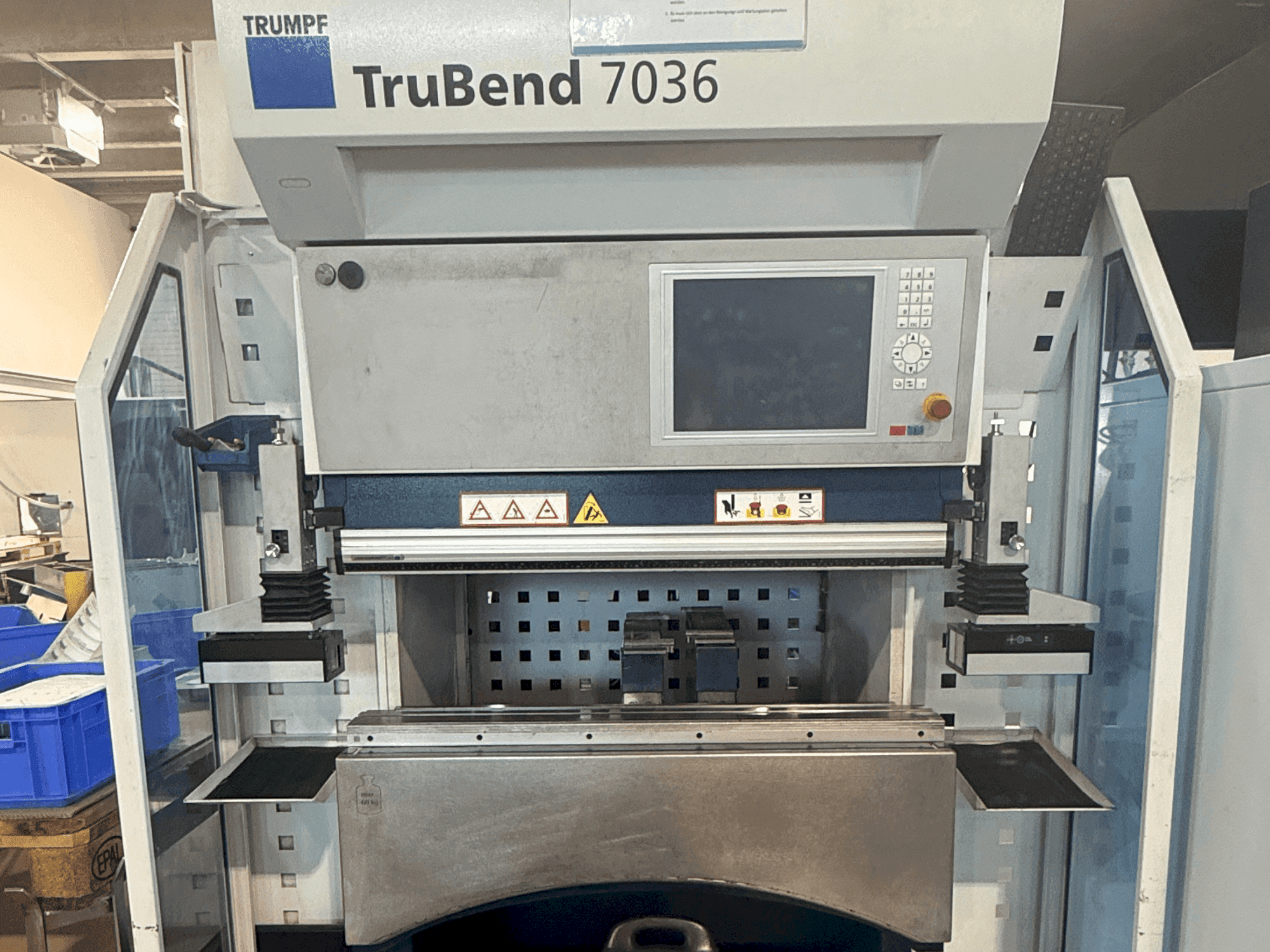 Vista frontal de la máquina TRUMPF TruBend 7036