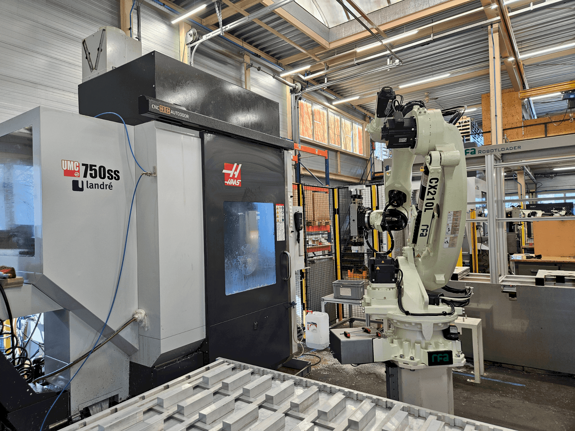 Vista frontal de la máquina HAAS UMC-750SS