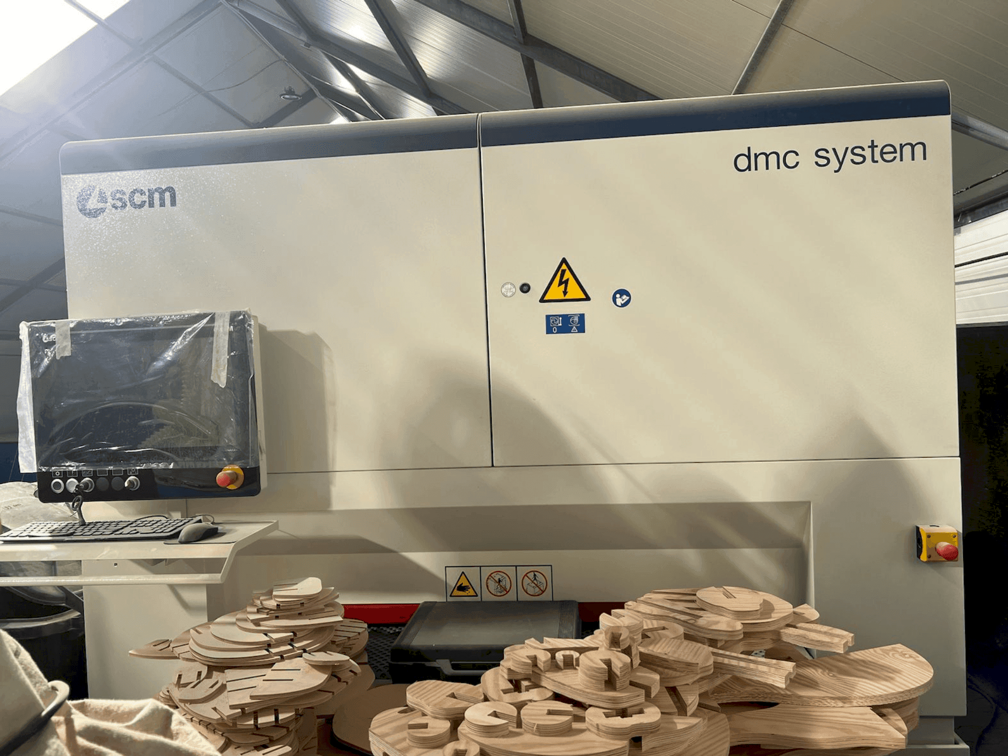 Vista frontal de la máquina SCM DMC SYSTEM