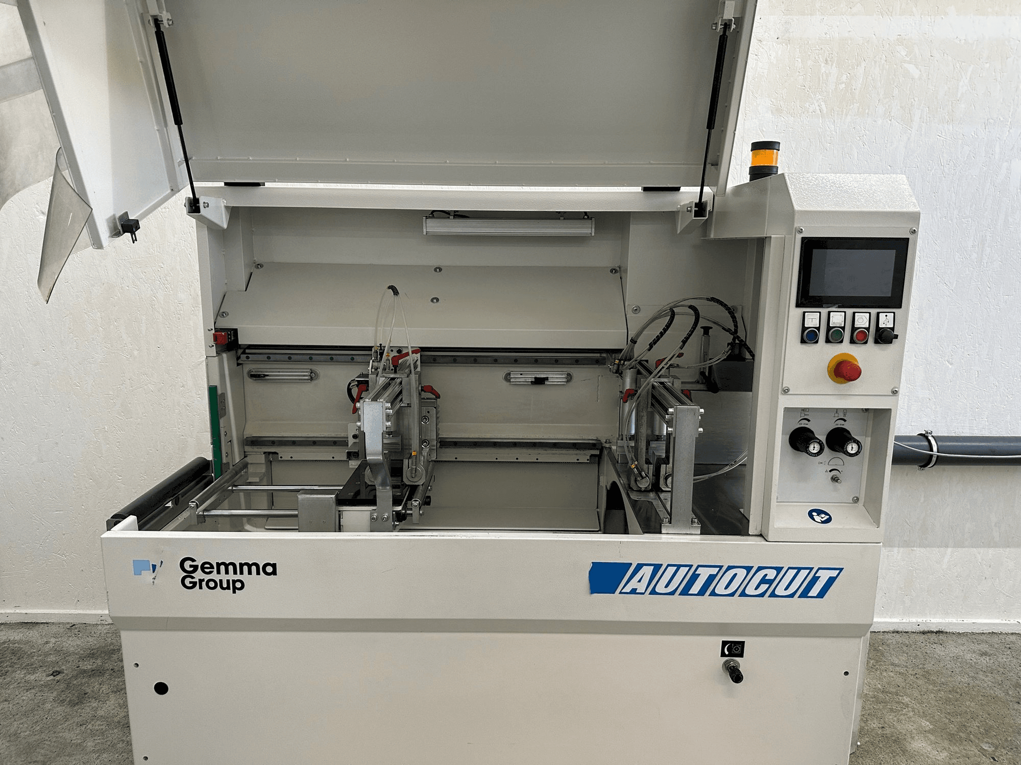 Vista frontal de la máquina Autocut 550