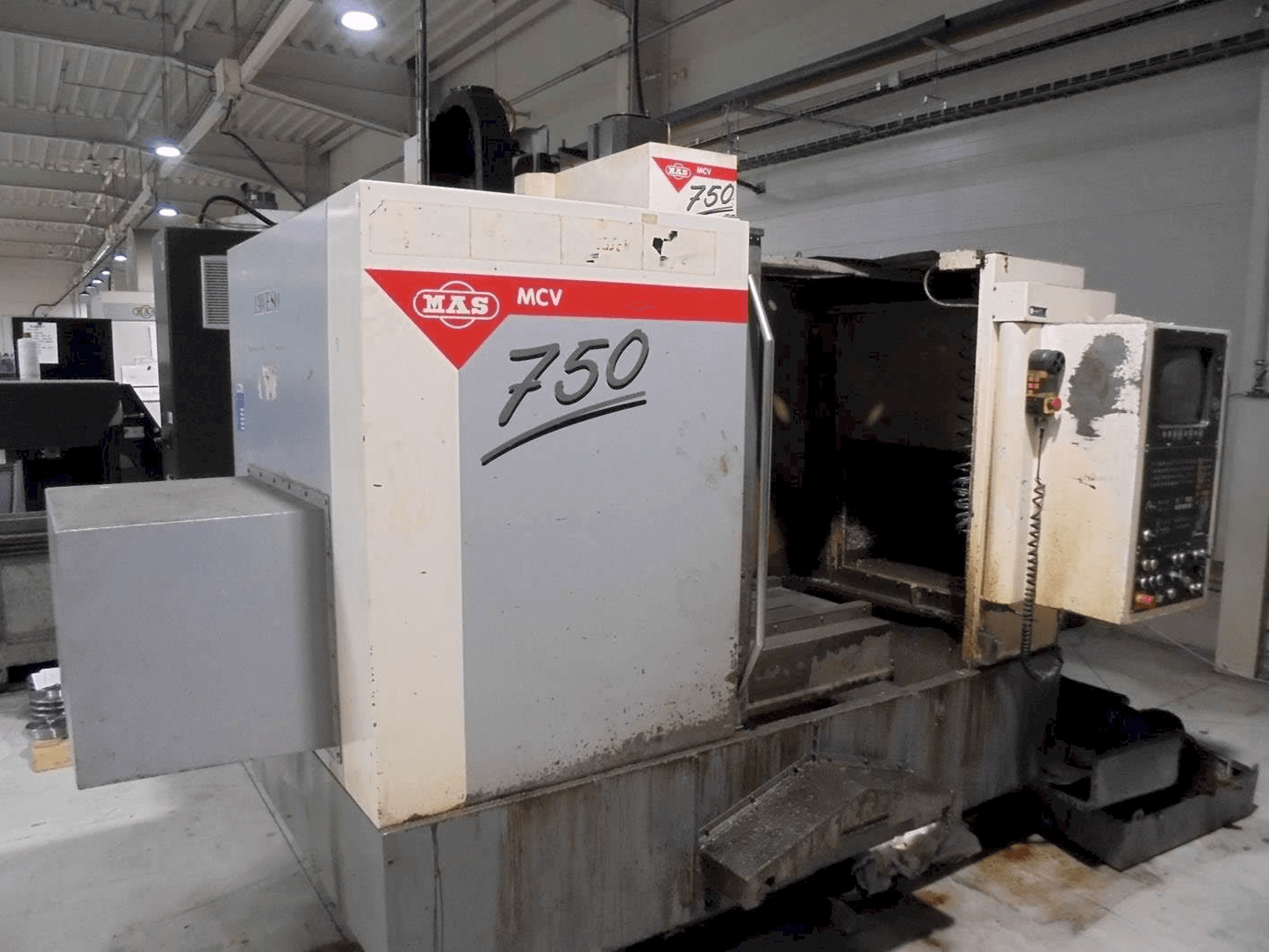 Vista frontal de la máquina KOVOSVIT MAS MCV 750